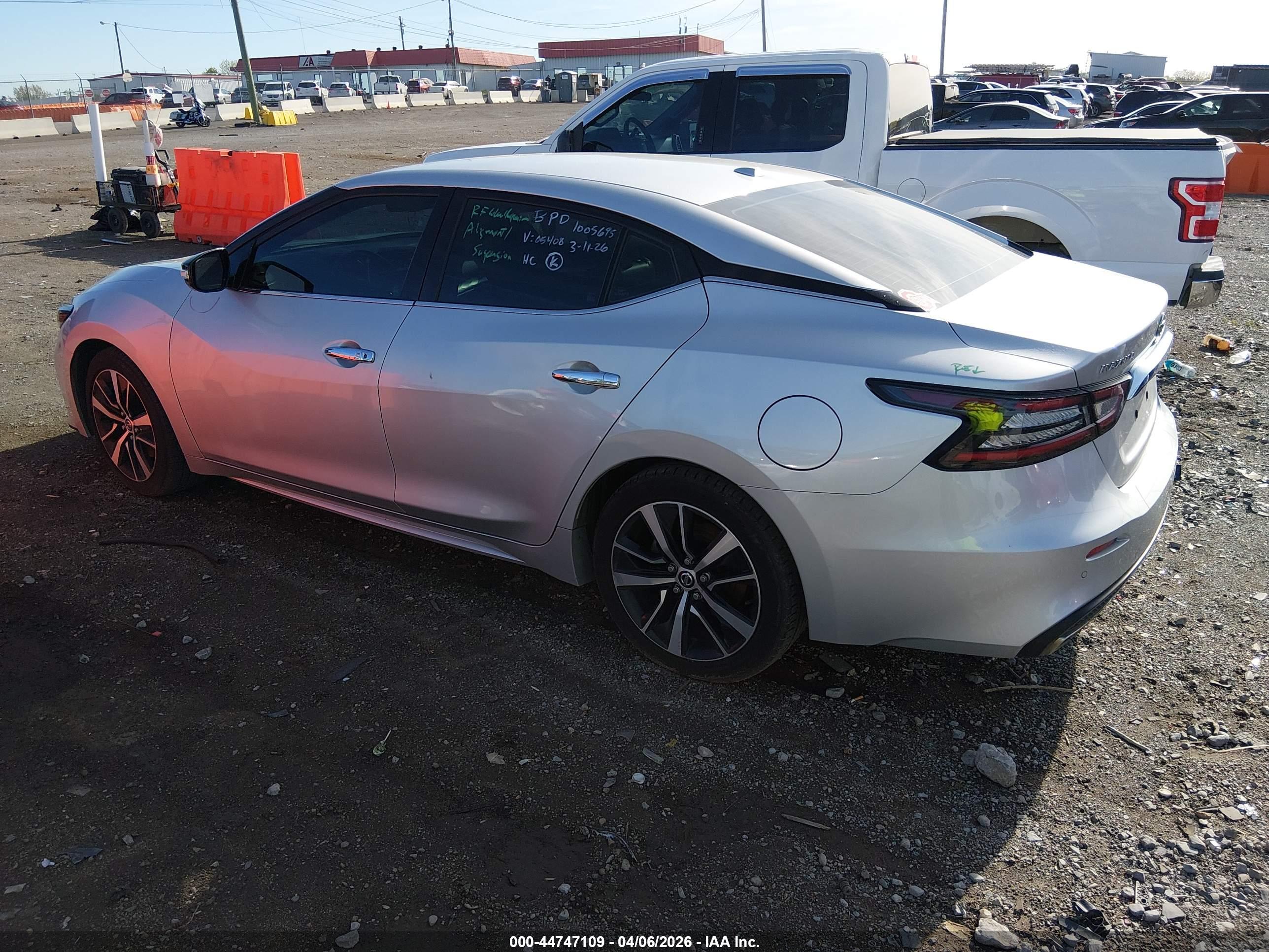 NISSAN MAXIMA image 3