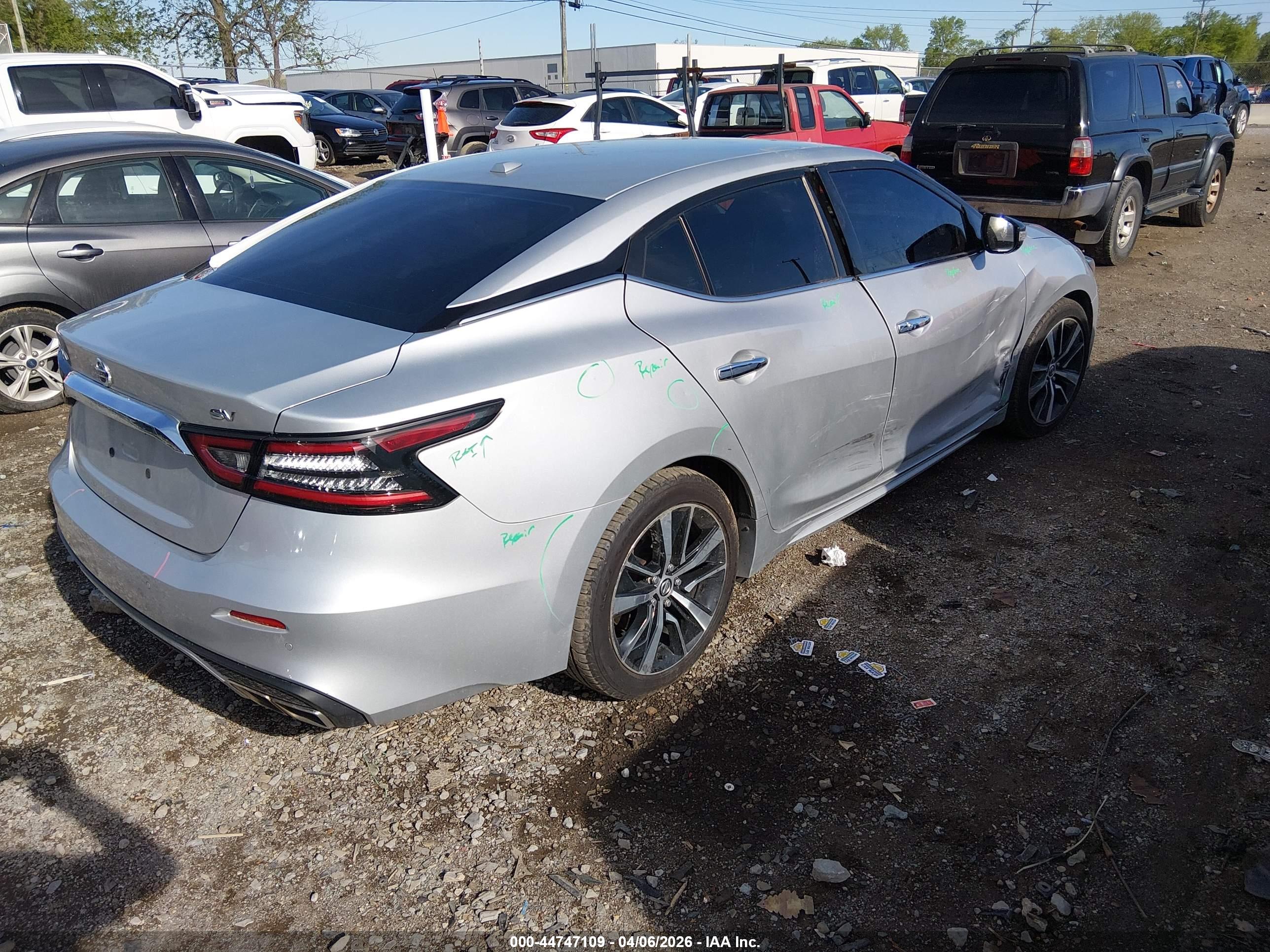 NISSAN MAXIMA image 4