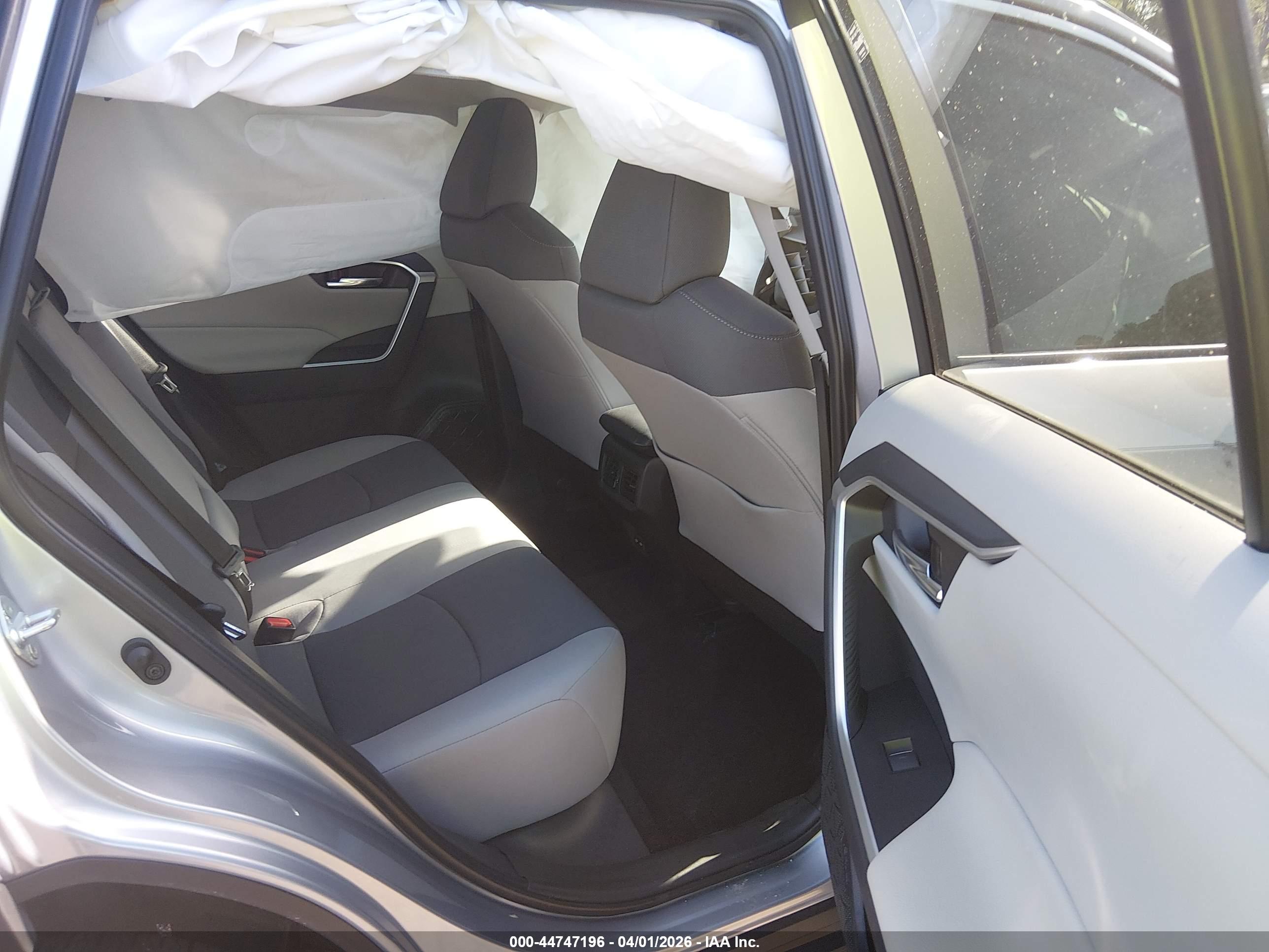 TOYOTA RAV4 image 8