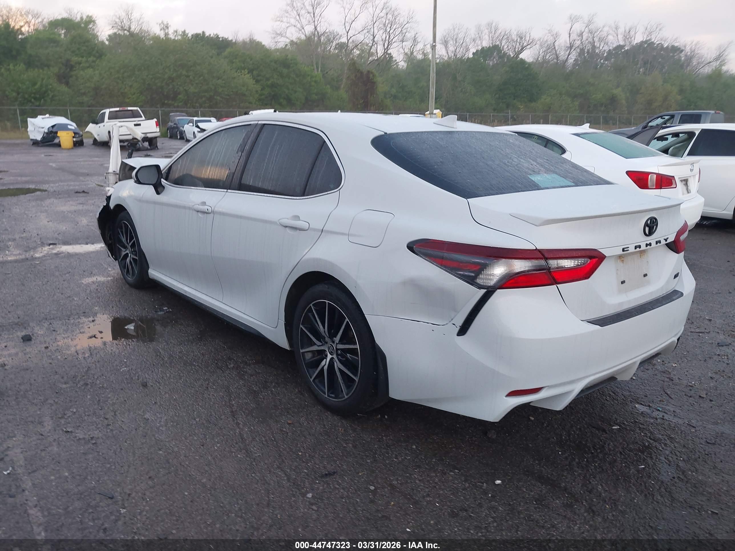 TOYOTA CAMRY image 3