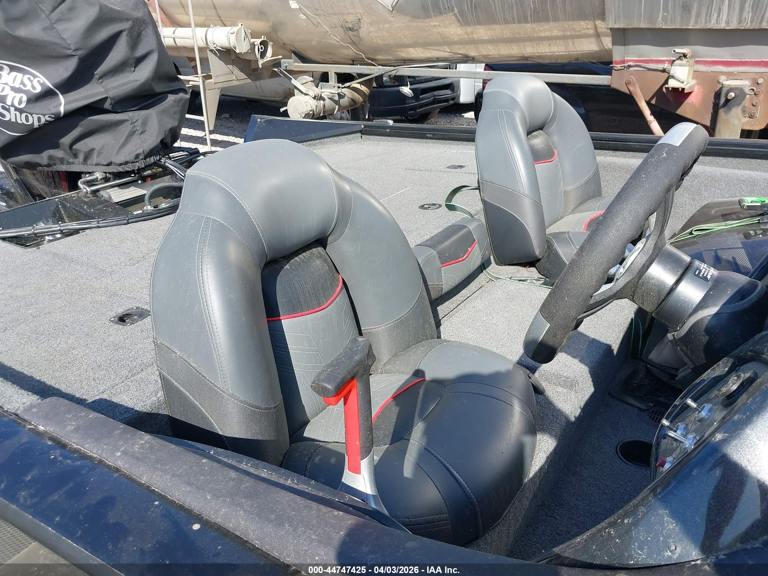 TRACKER 18' image 8