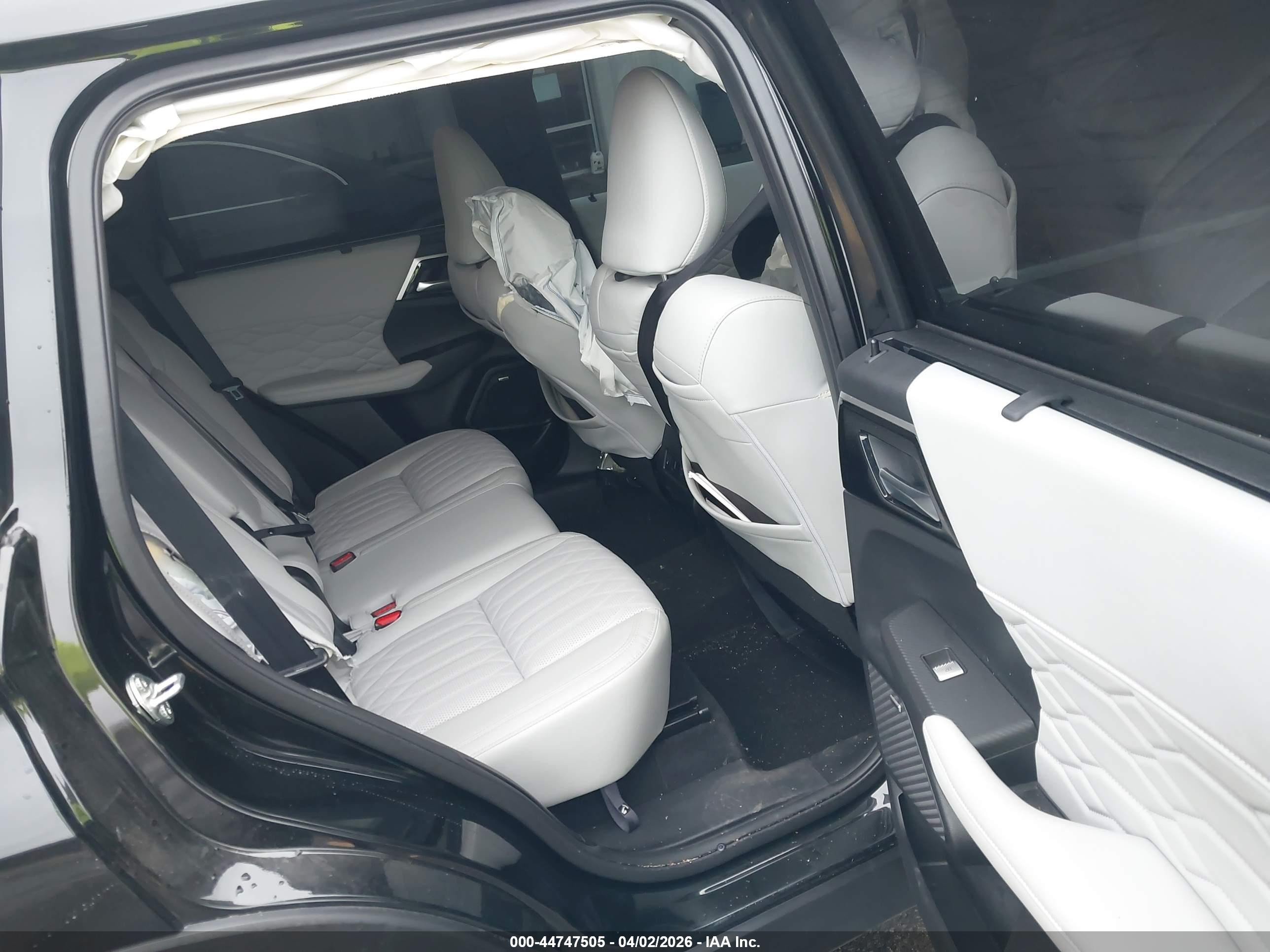 MITSUBISHI OUTLANDER image 8