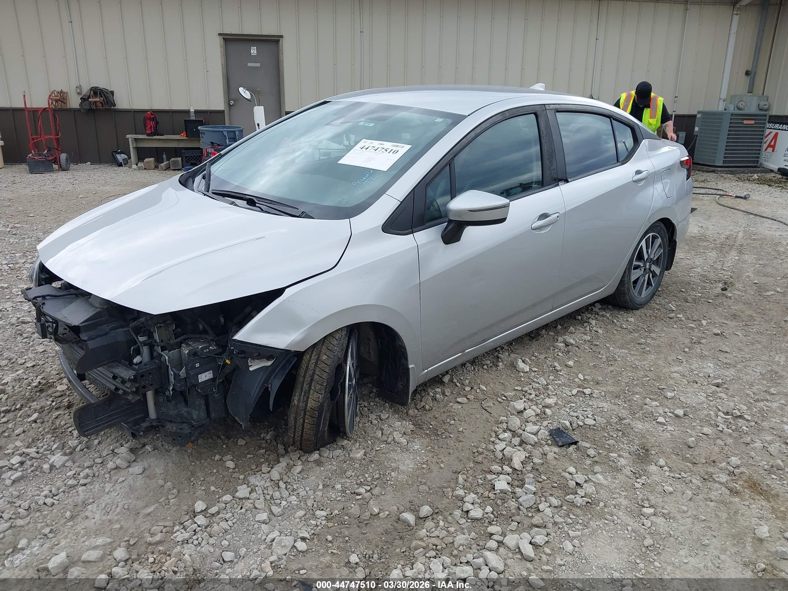 NISSAN VERSA image 2