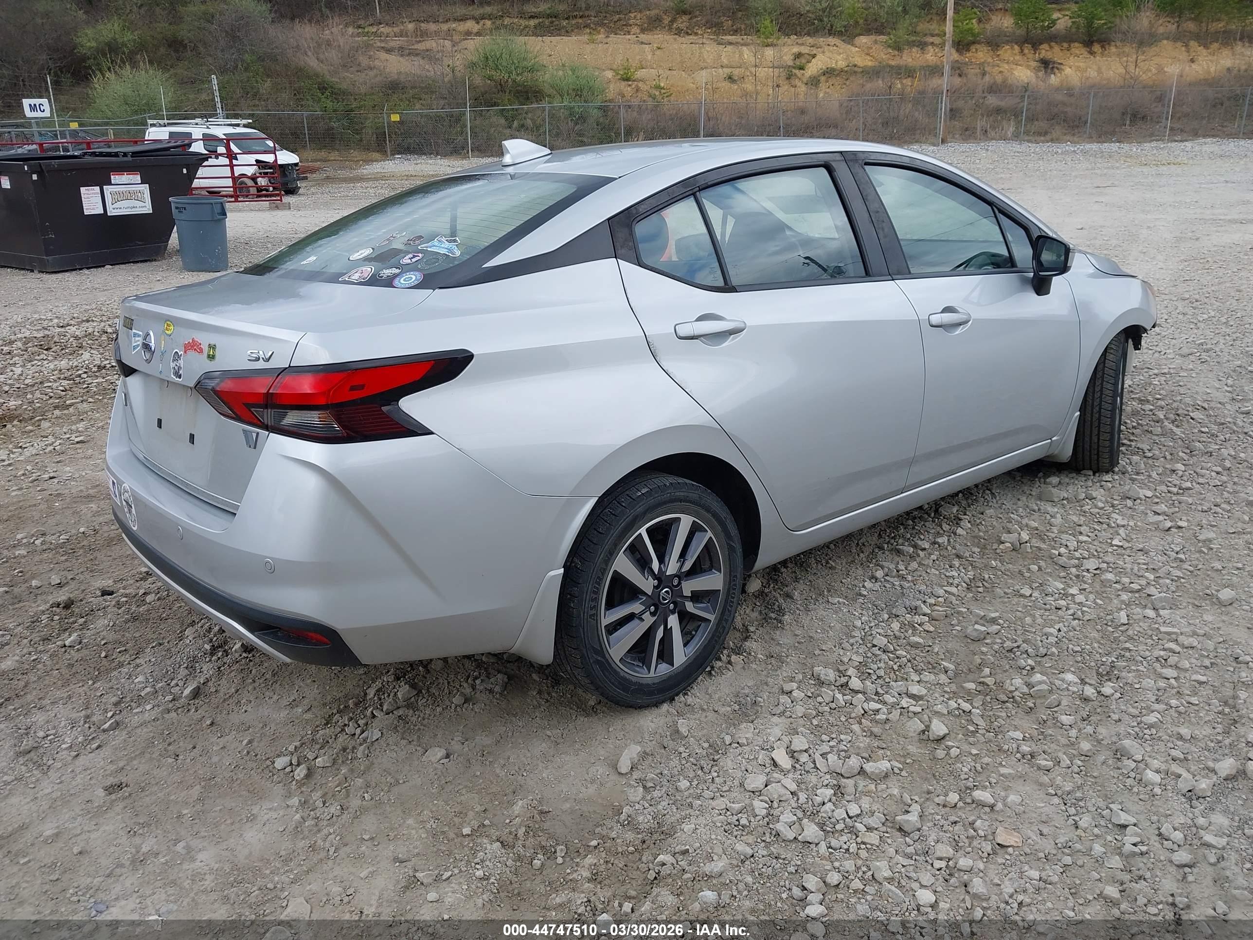 NISSAN VERSA image 4