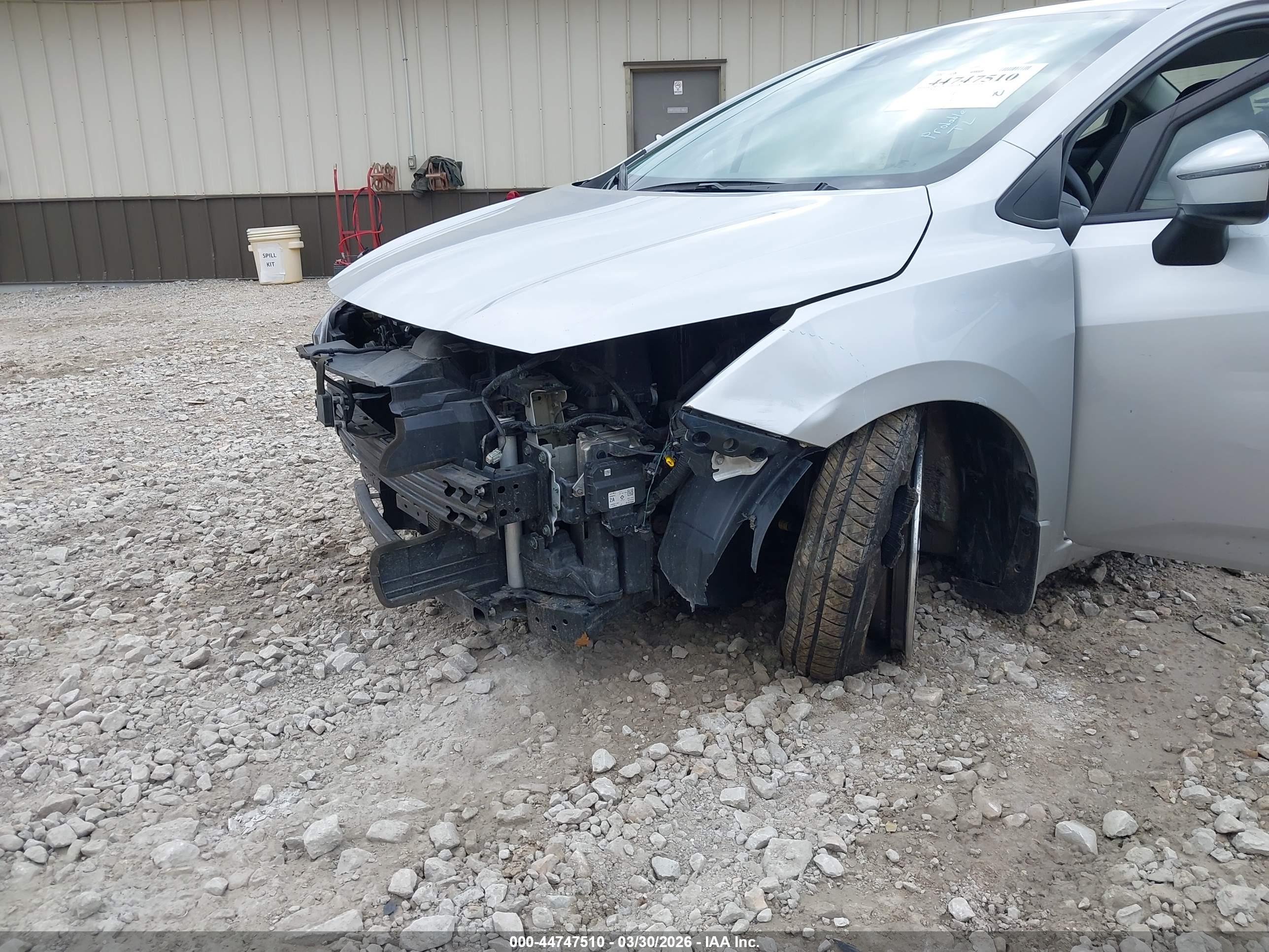 NISSAN VERSA image 6