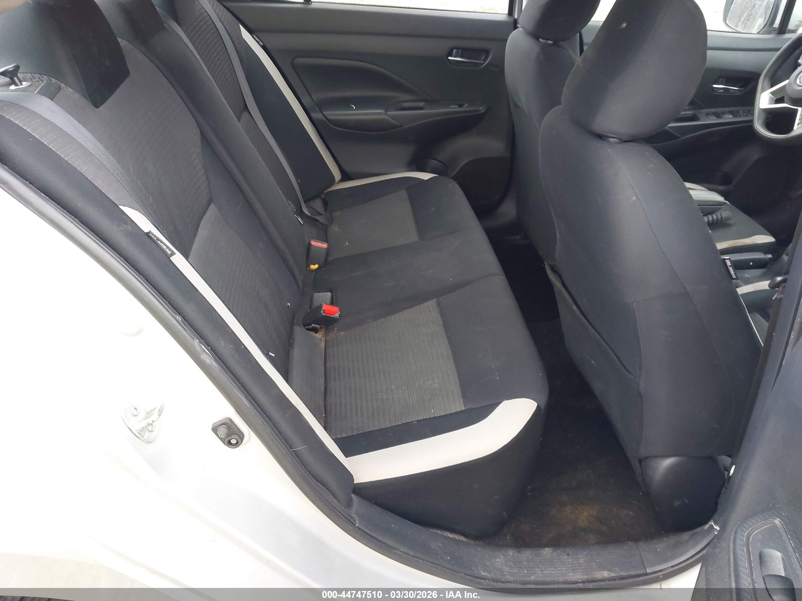 NISSAN VERSA image 8