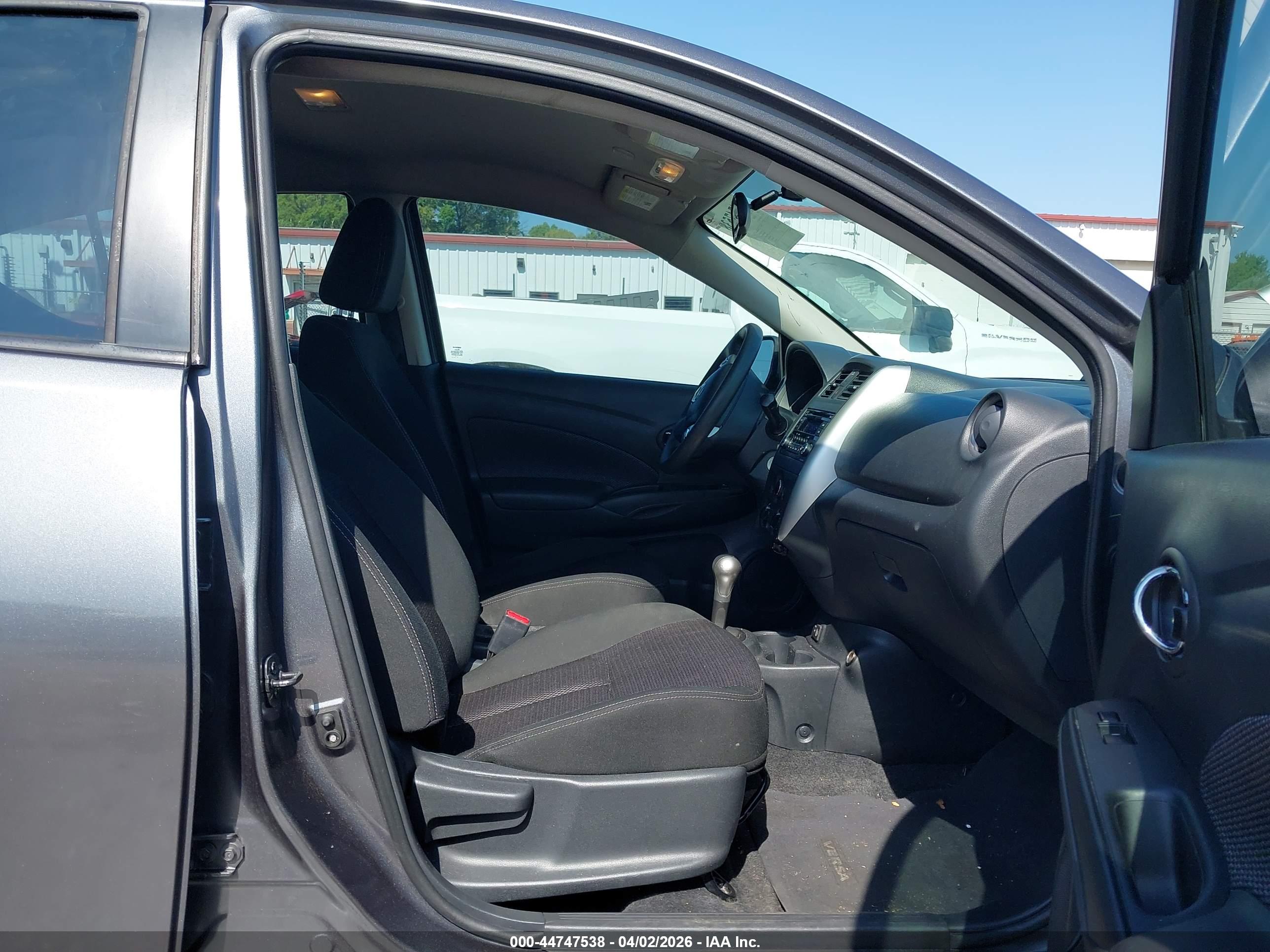 NISSAN VERSA image 5