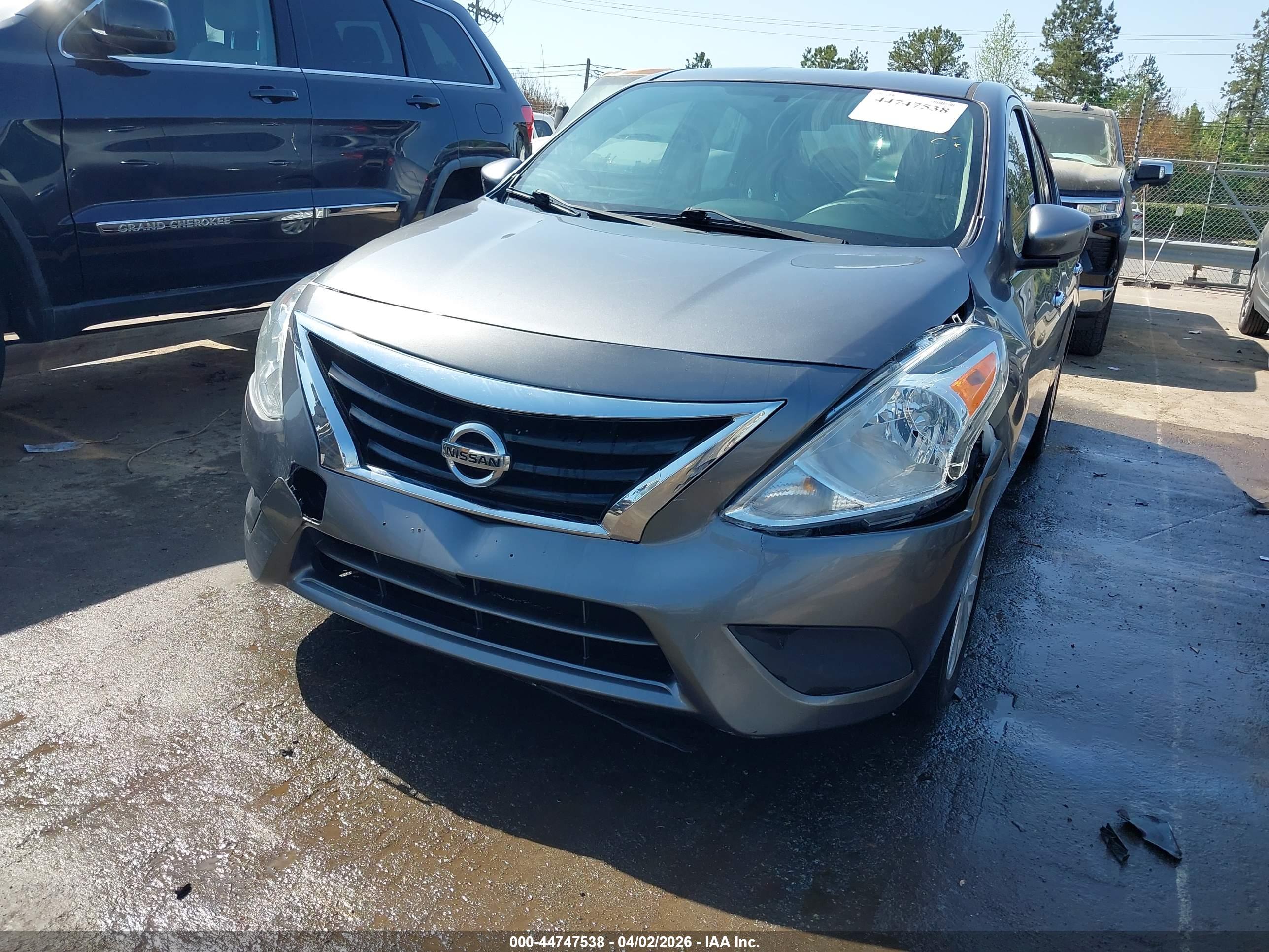 NISSAN VERSA image 6