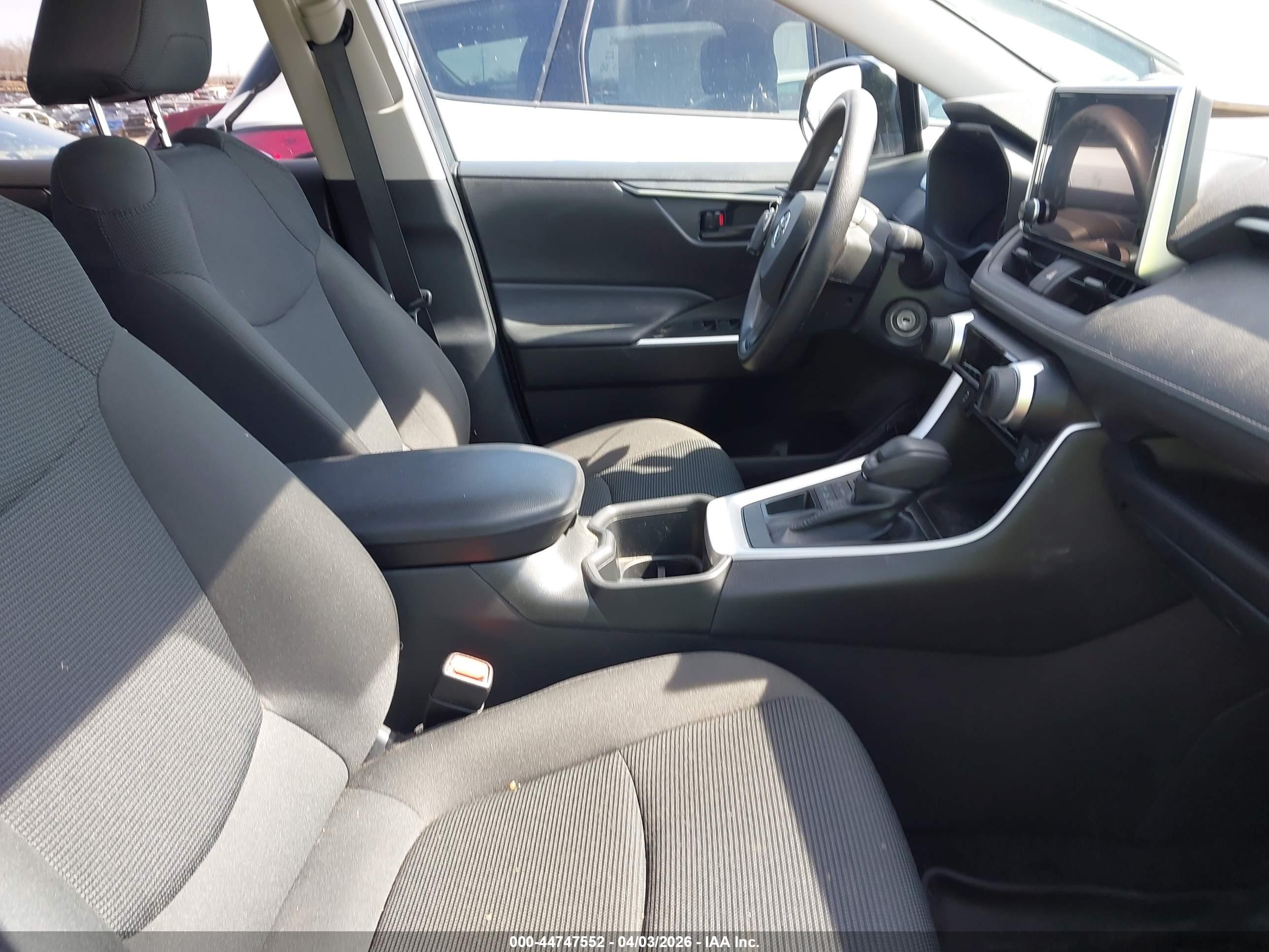 TOYOTA RAV4 image 5
