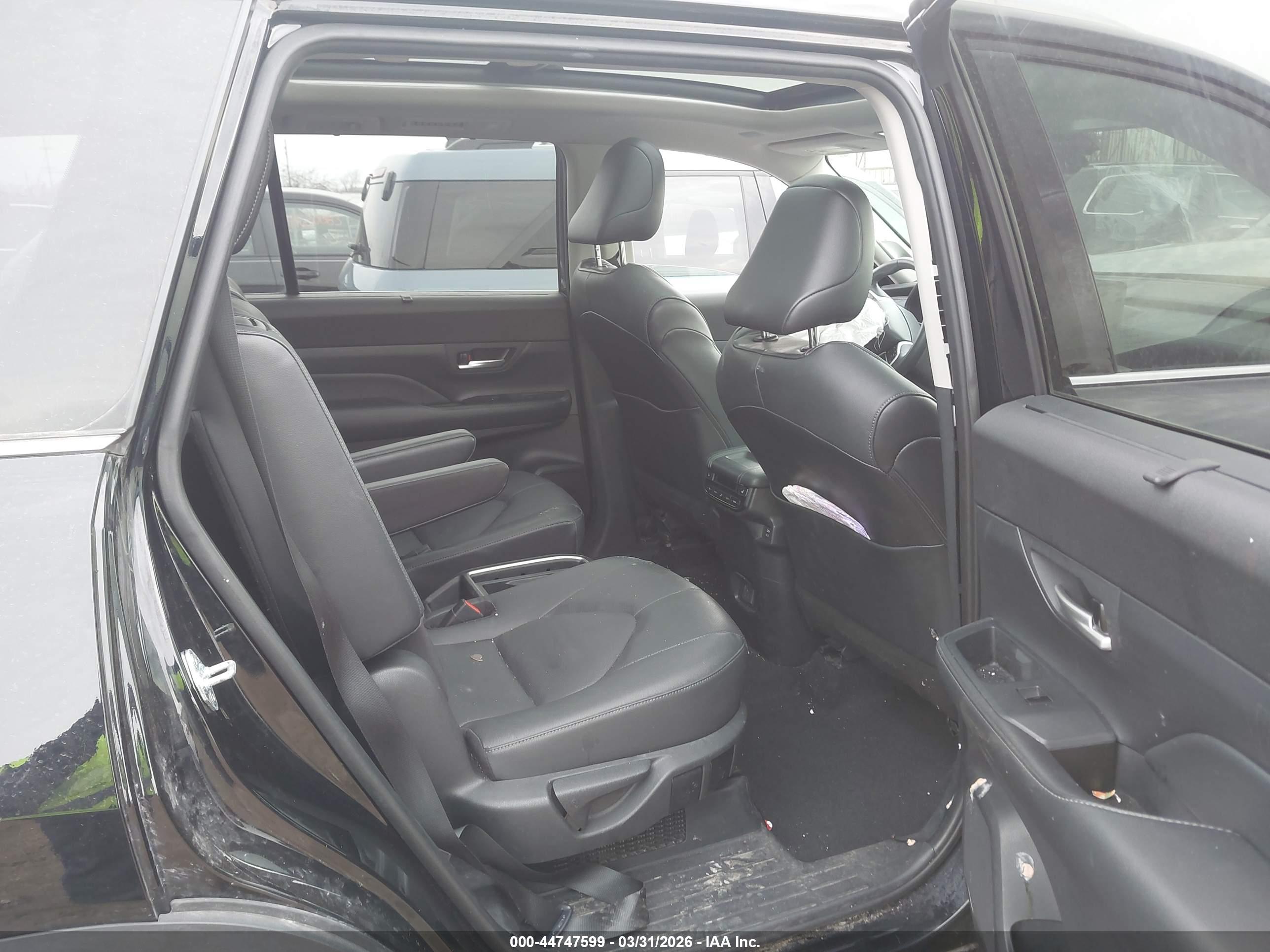 TOYOTA GRAND image 8