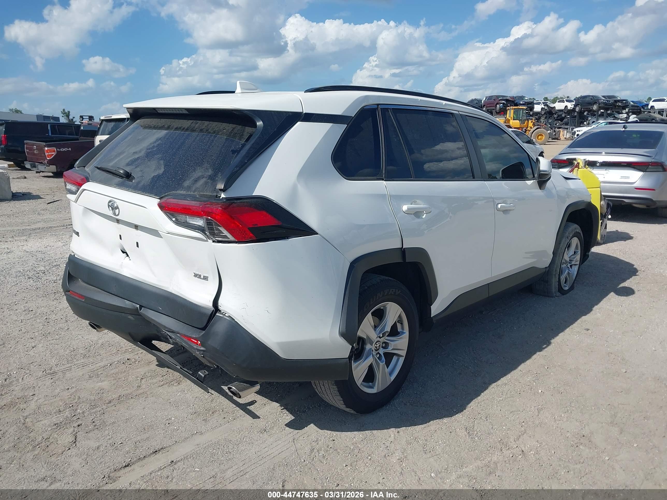 TOYOTA RAV4 image 4