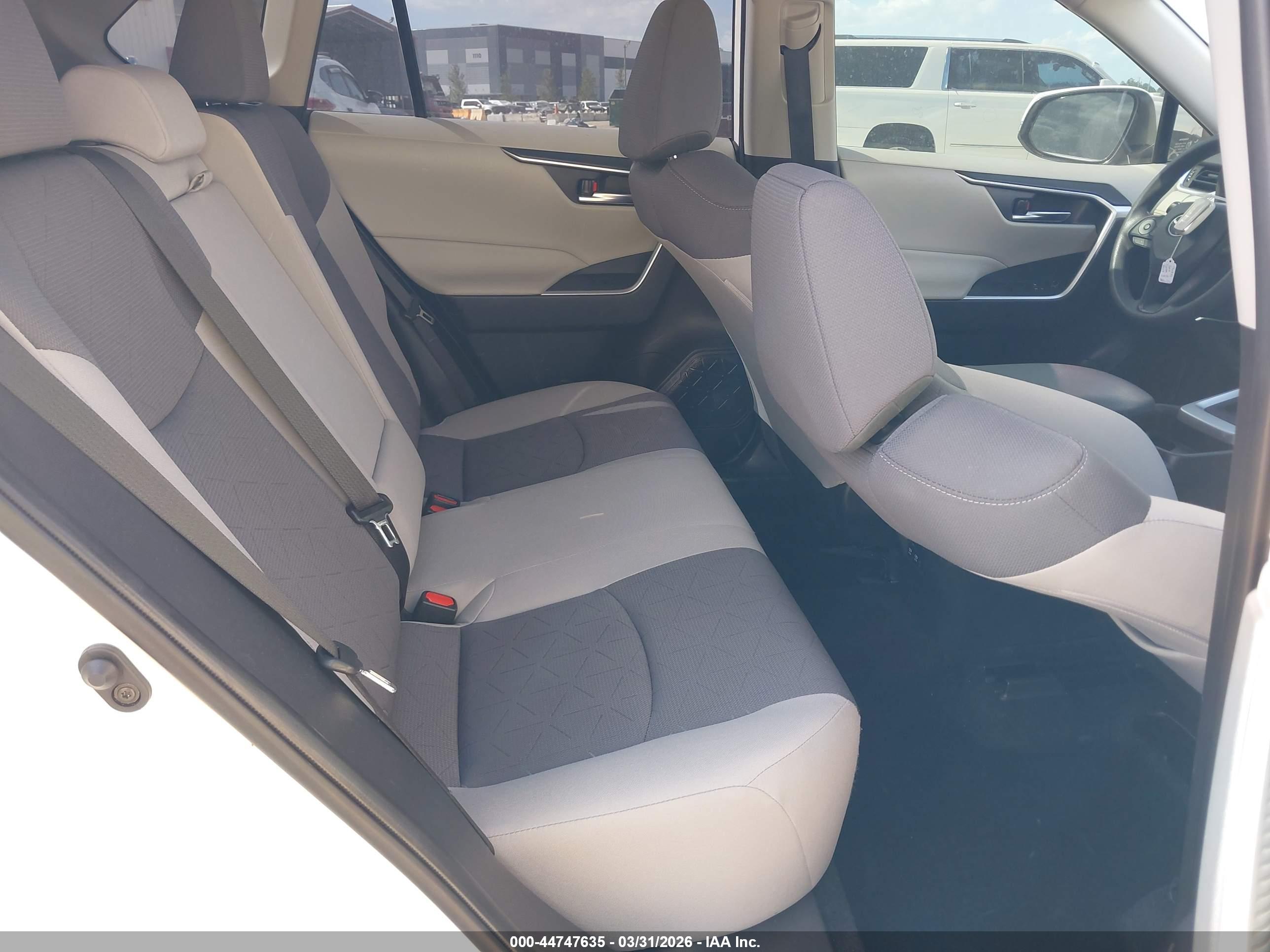 TOYOTA RAV4 image 8