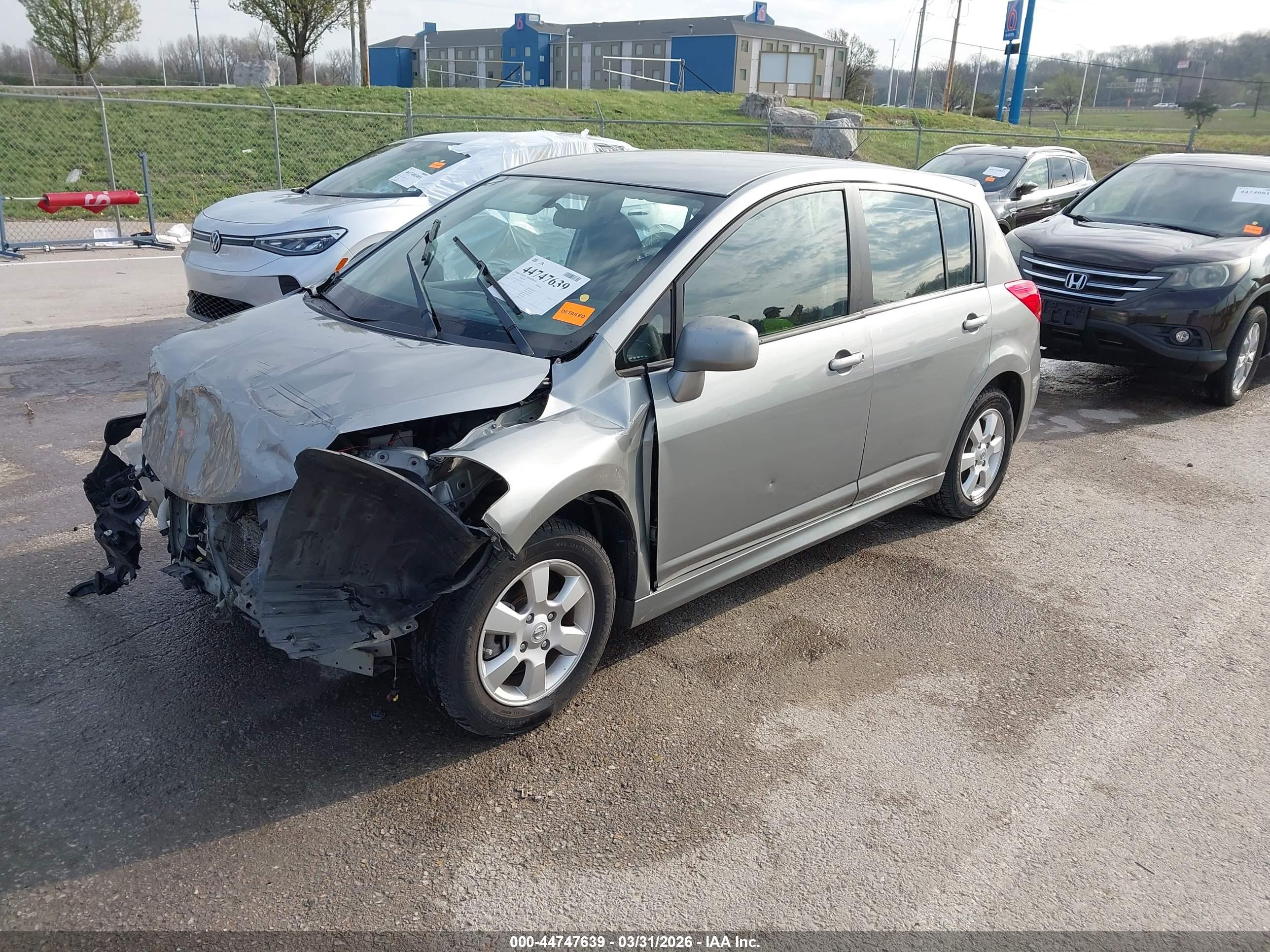 NISSAN VERSA image 2