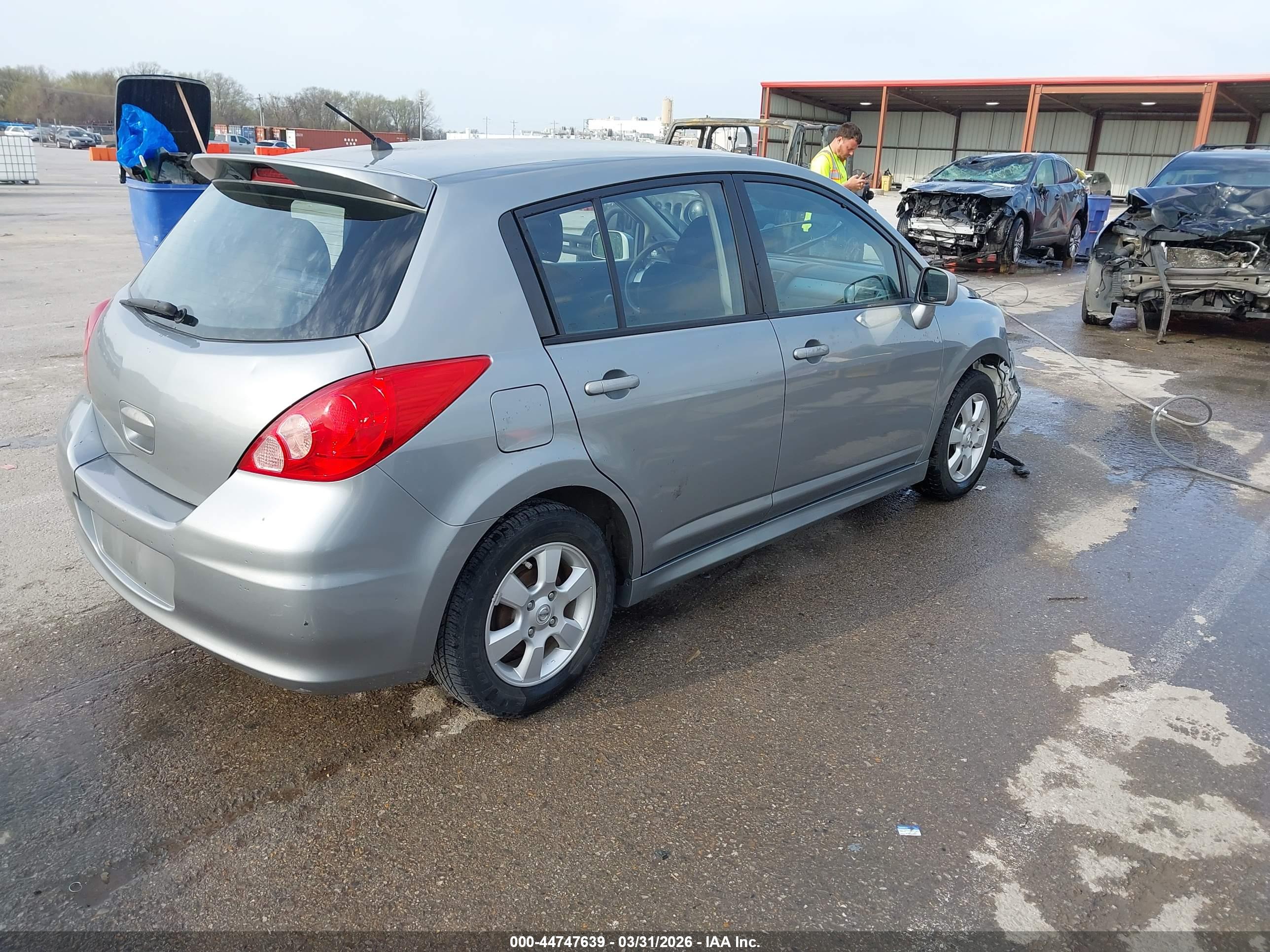 NISSAN VERSA image 4