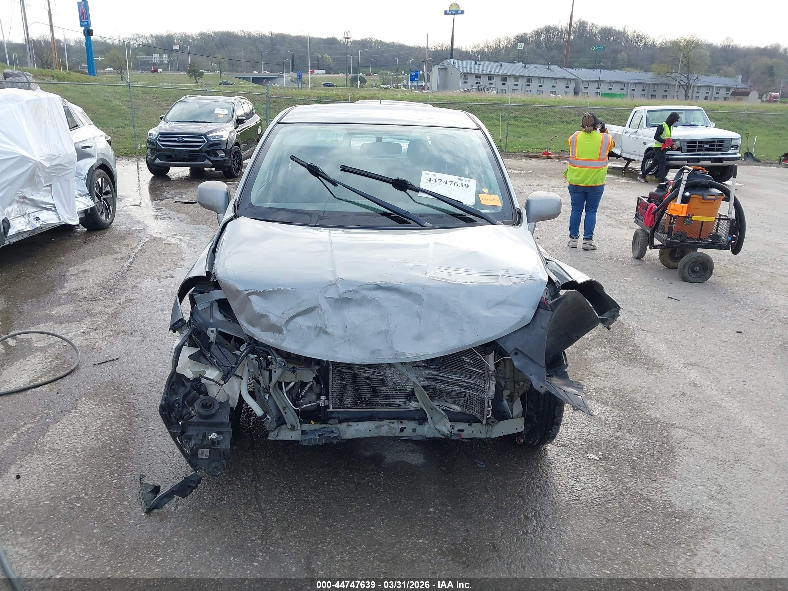 NISSAN VERSA image 6