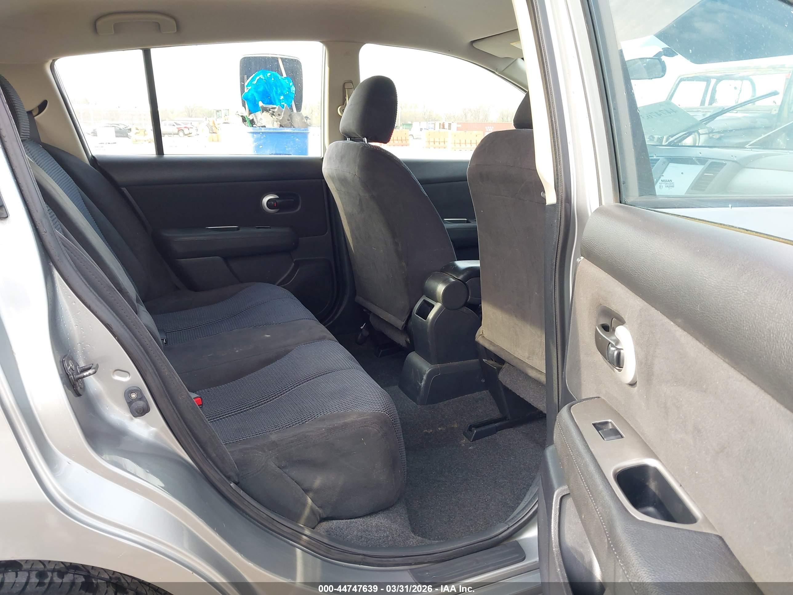NISSAN VERSA image 8