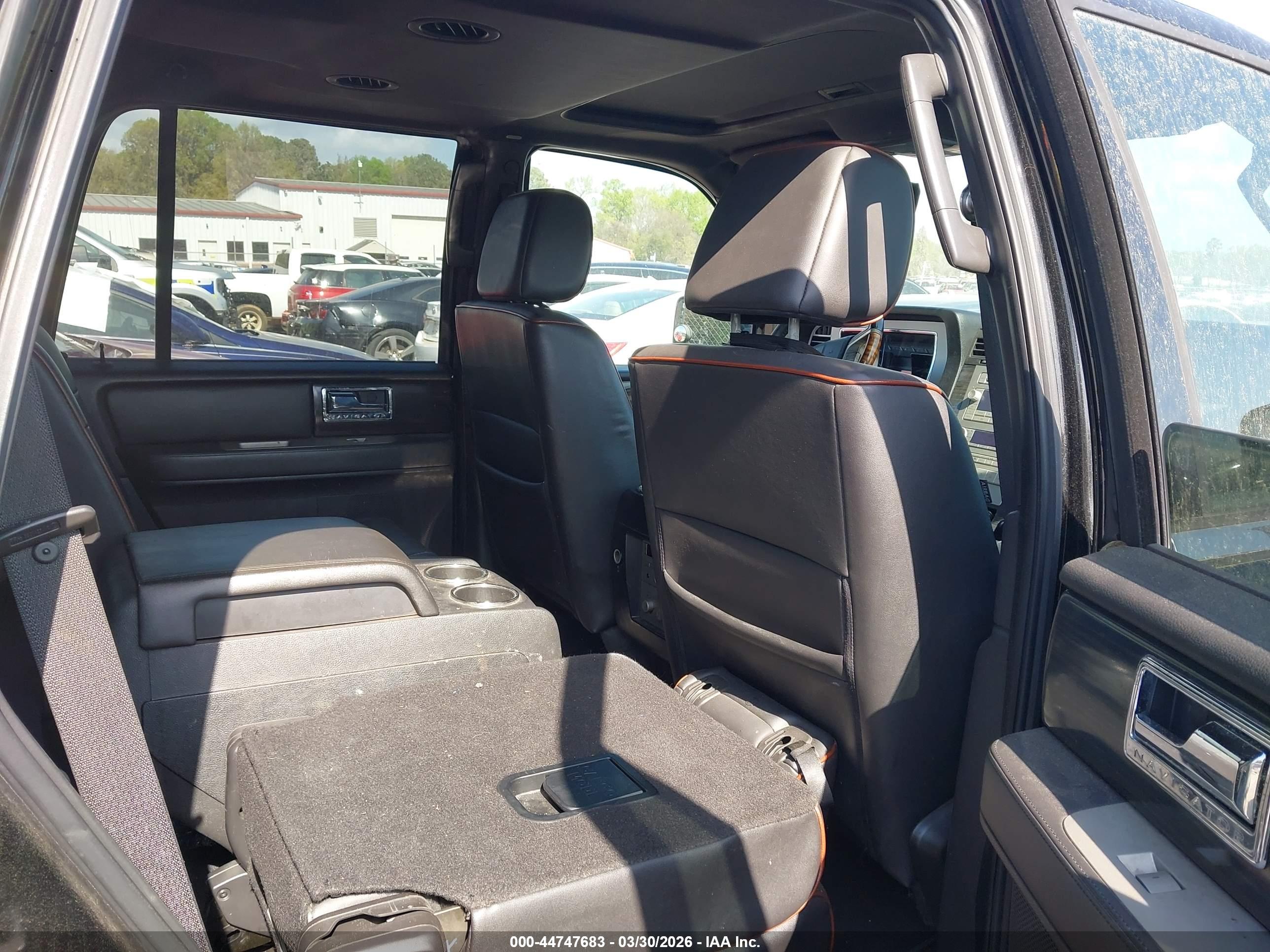 LINCOLN NAVIGATOR image 8