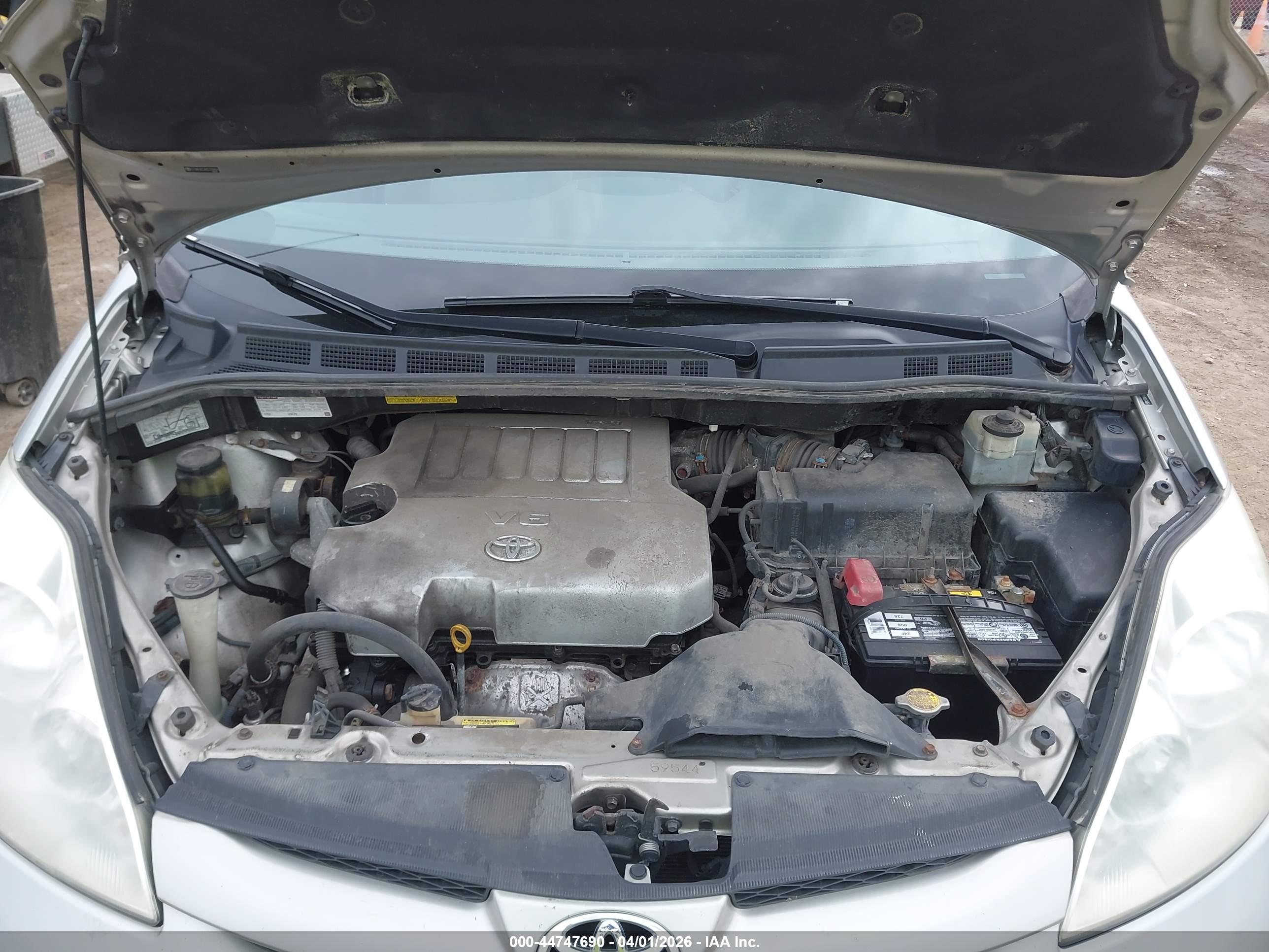 TOYOTA SIENNA image 10