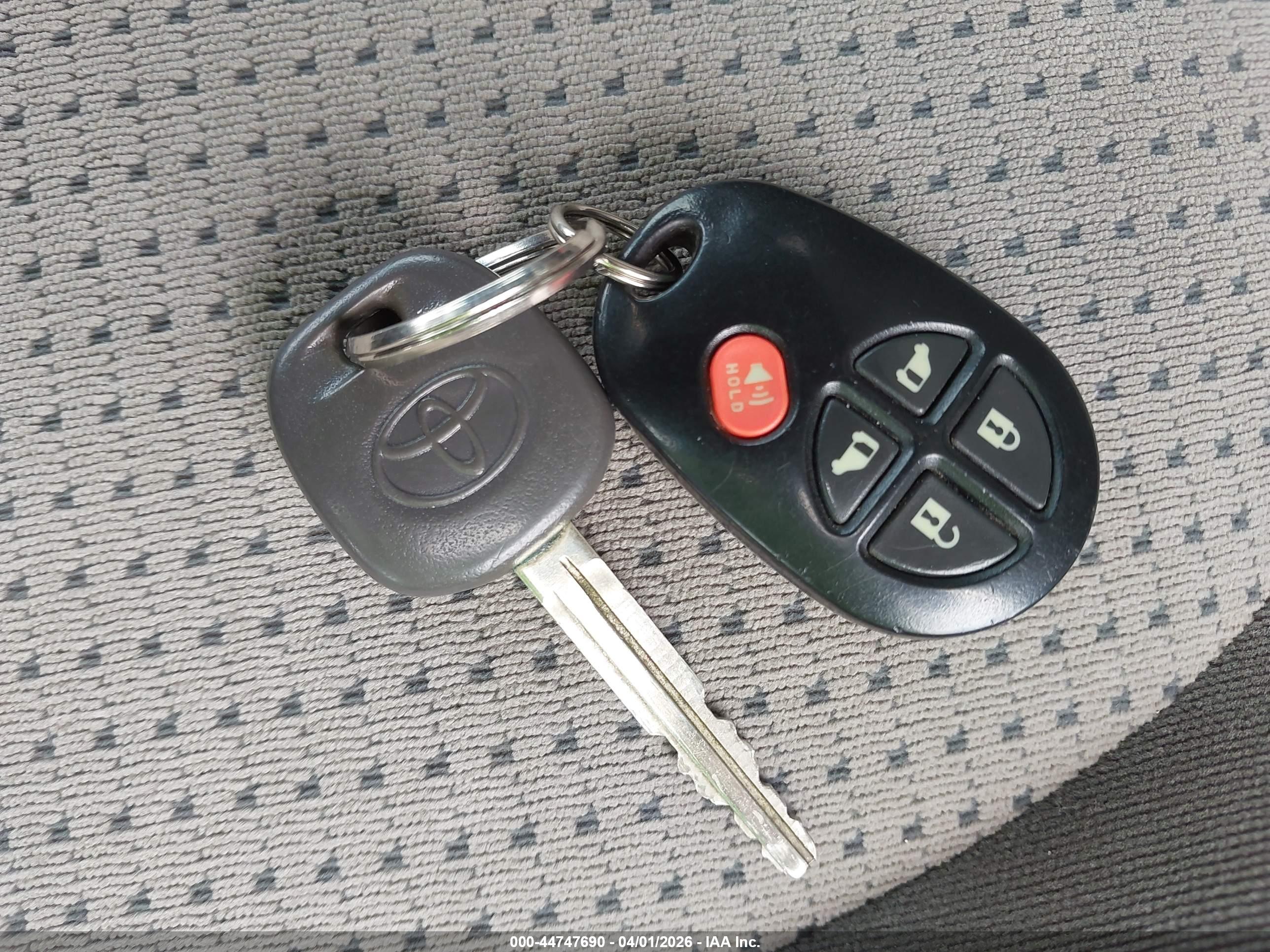 TOYOTA SIENNA image 11