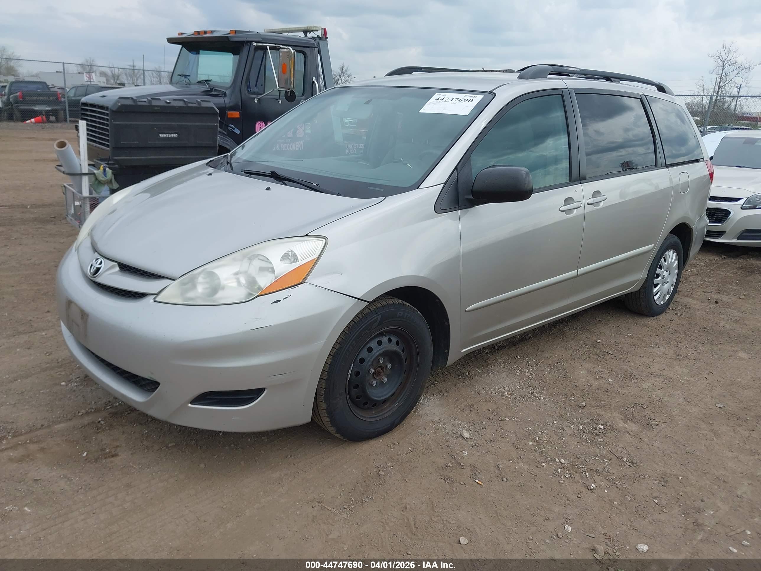 TOYOTA SIENNA image 2
