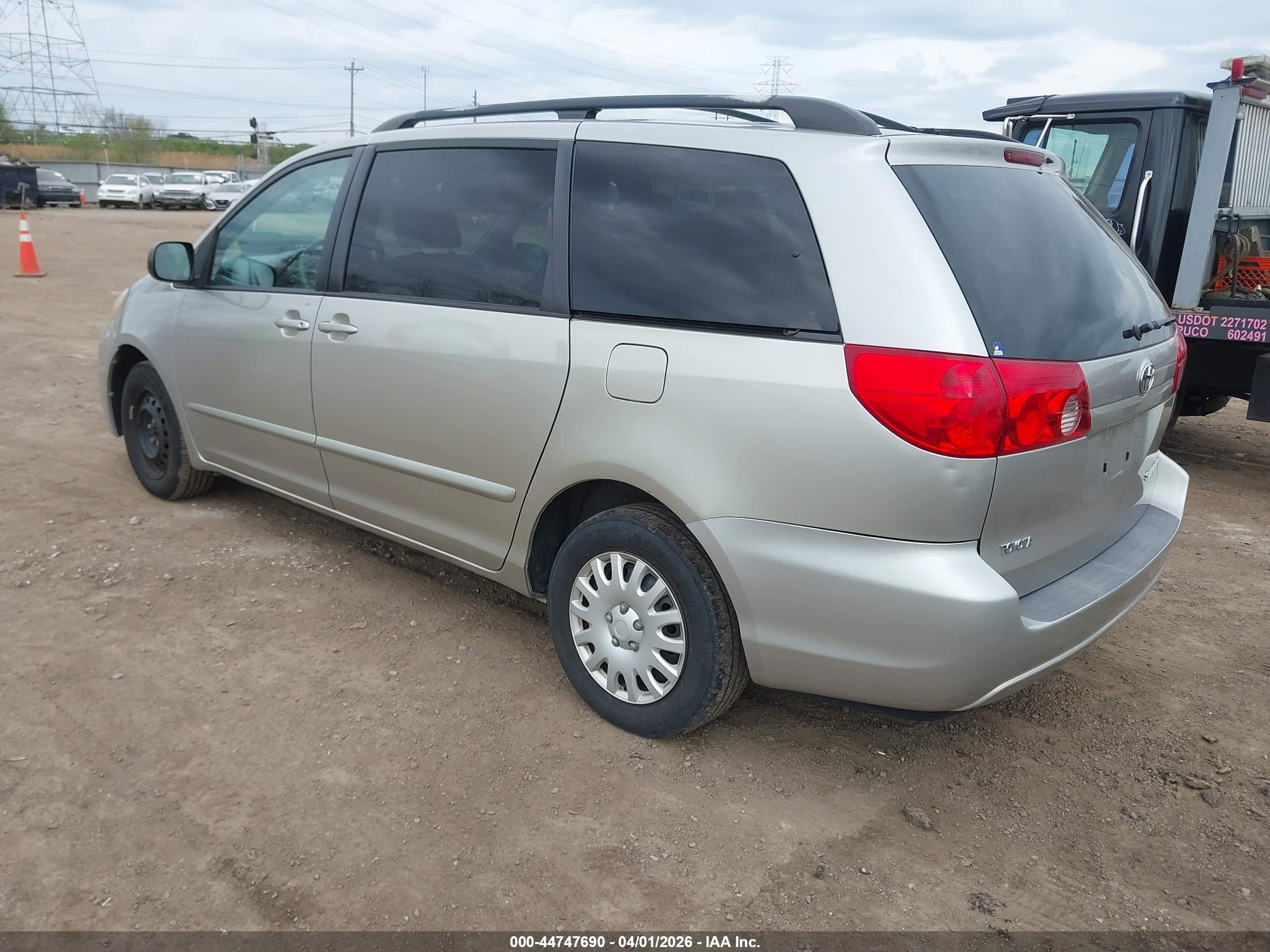 TOYOTA SIENNA image 3