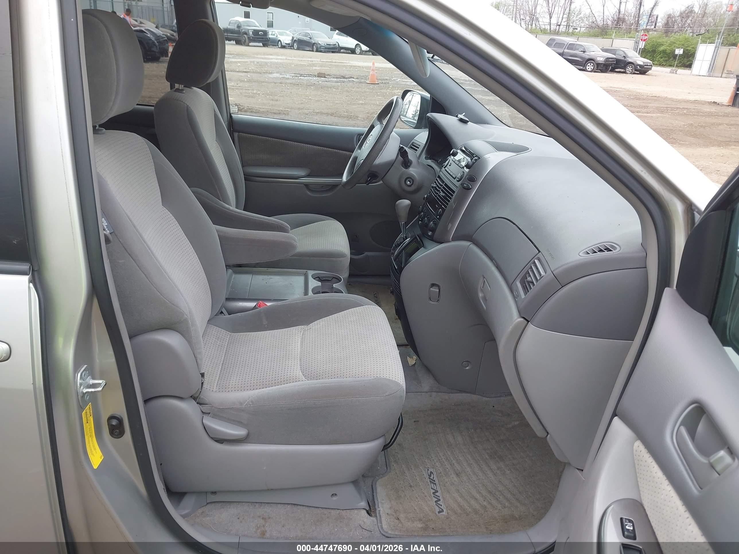 TOYOTA SIENNA image 5
