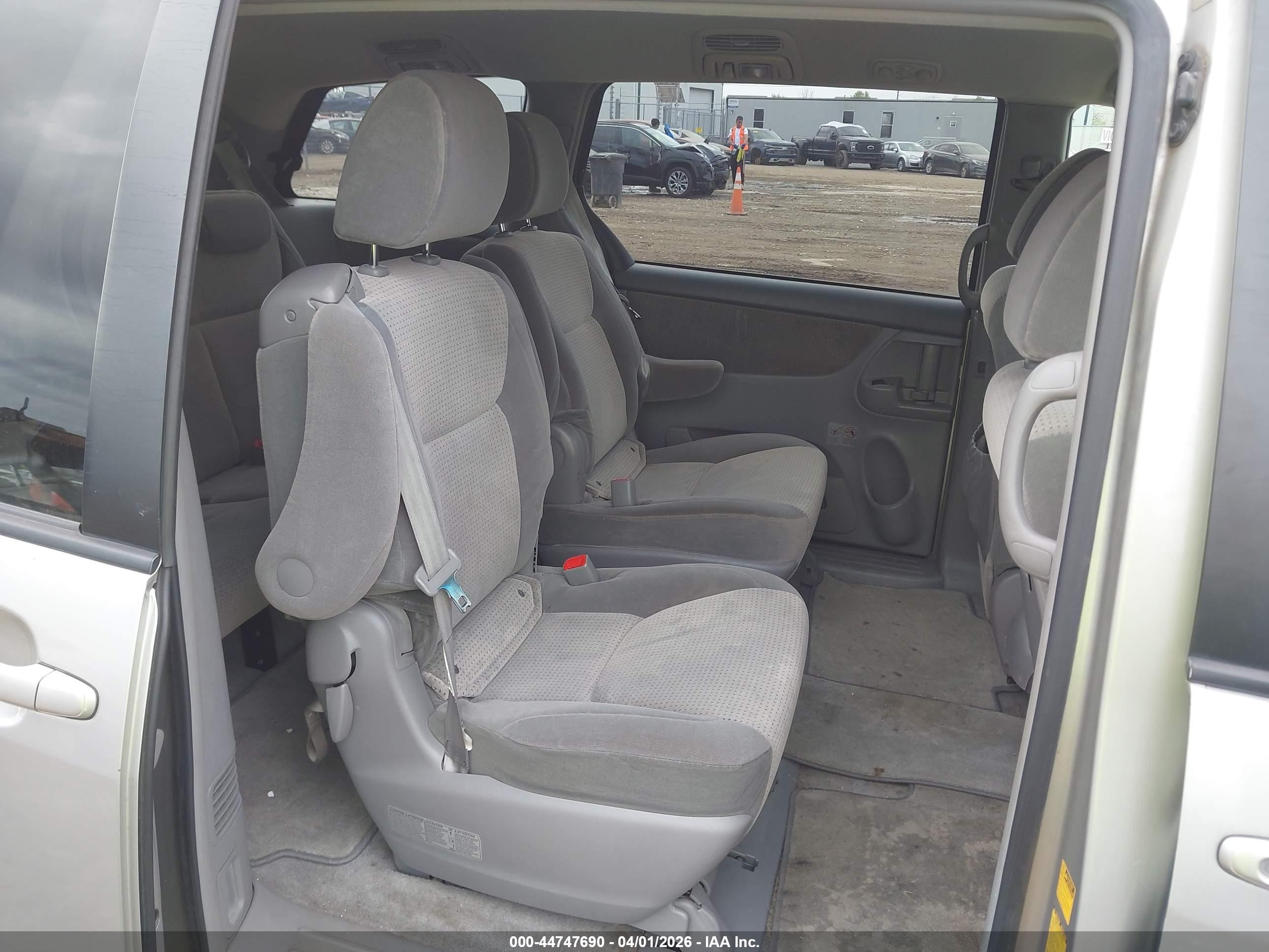 TOYOTA SIENNA image 8