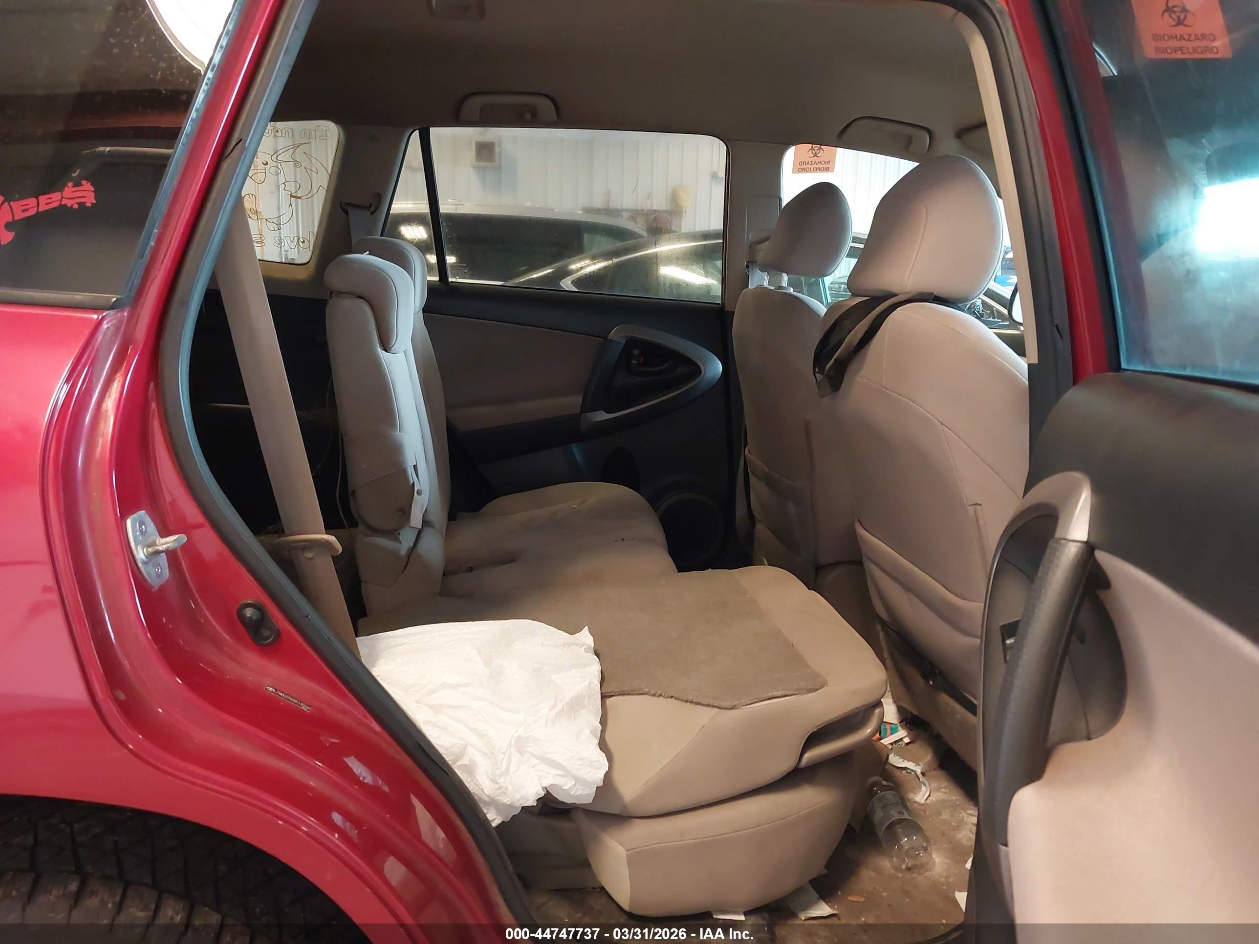TOYOTA RAV4 image 8