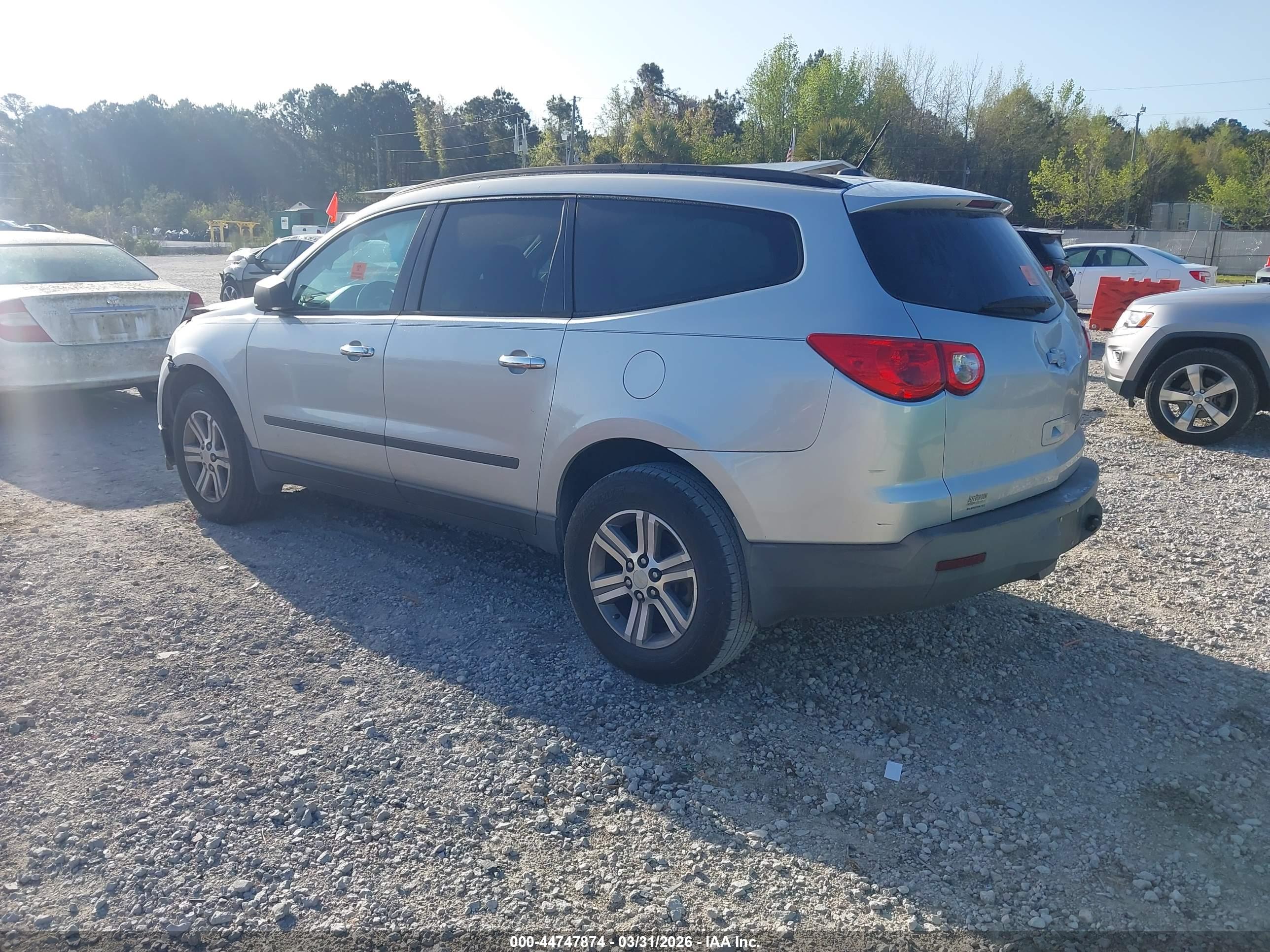 CHEVROLET TRAVERSE image 3