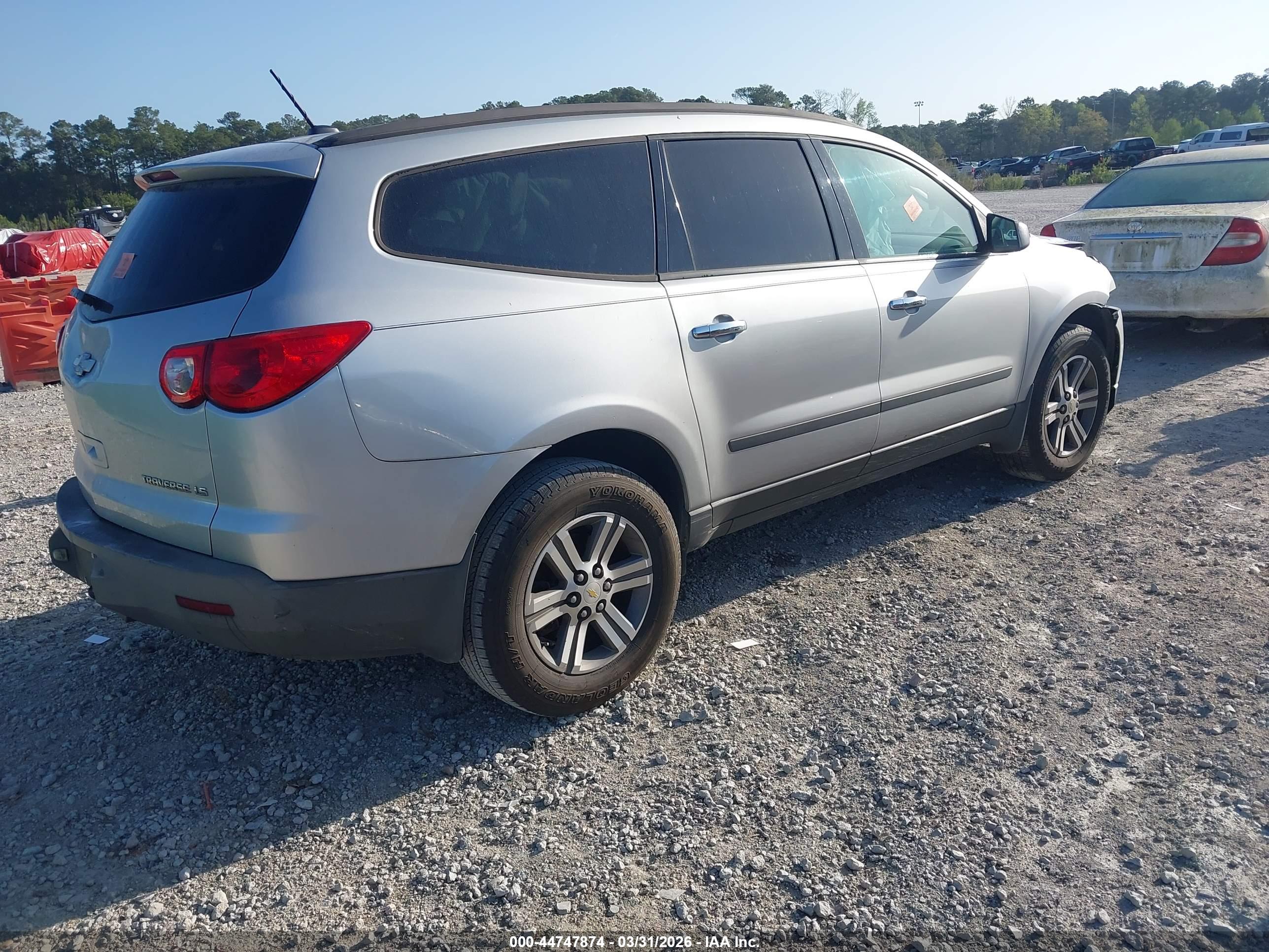 CHEVROLET TRAVERSE image 4