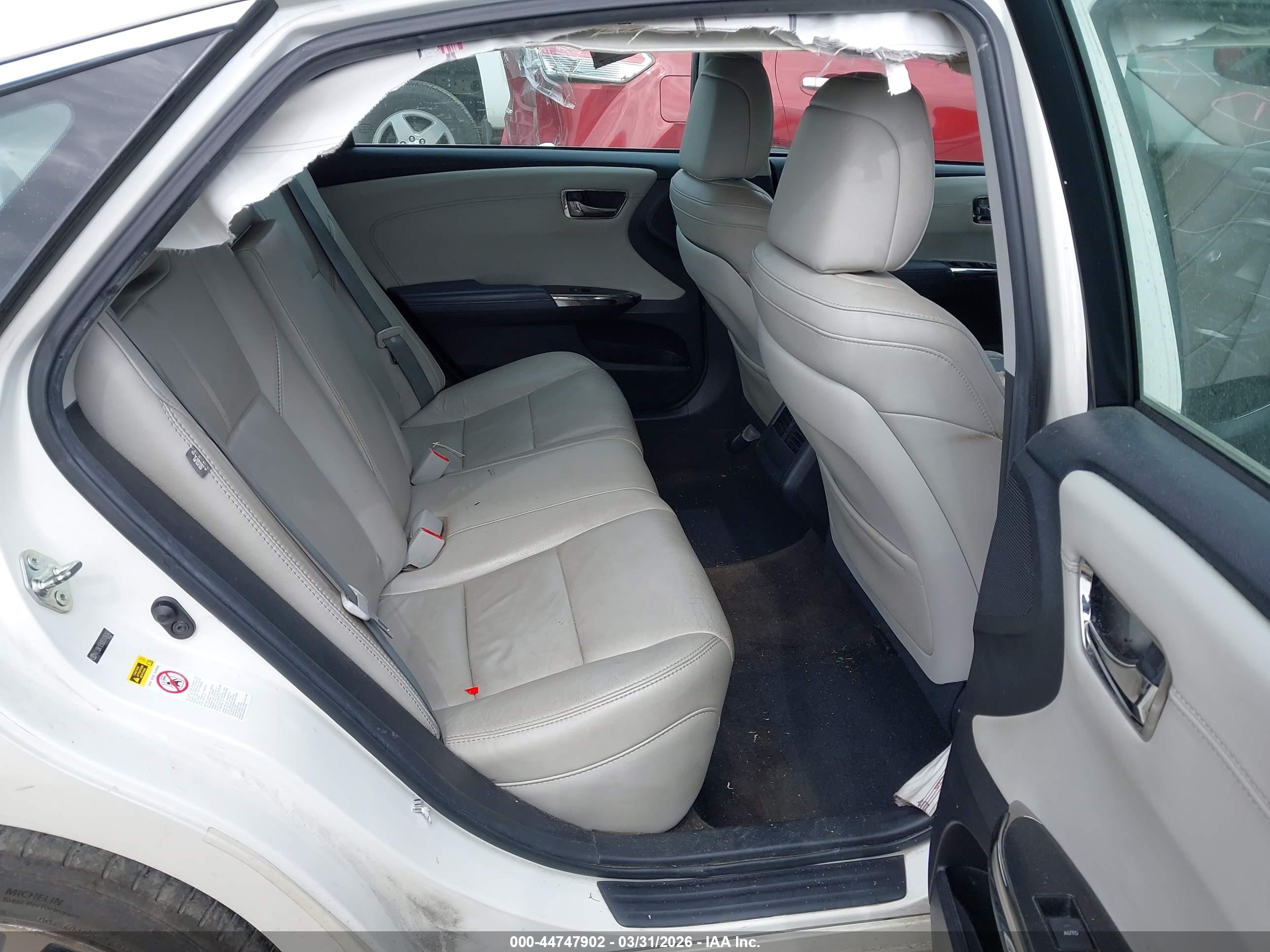 TOYOTA AVALON image 8