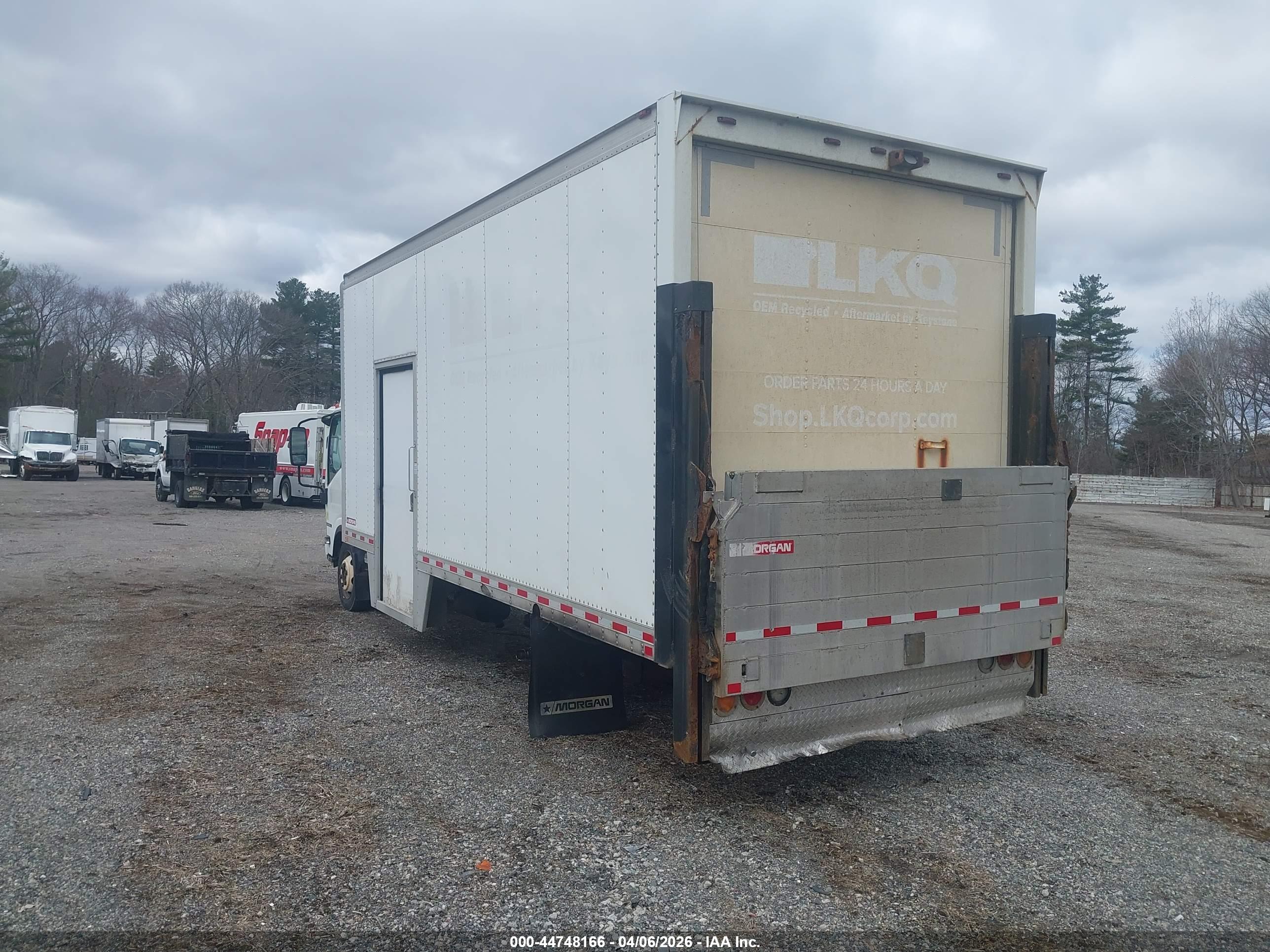 ISUZU NPR image 3
