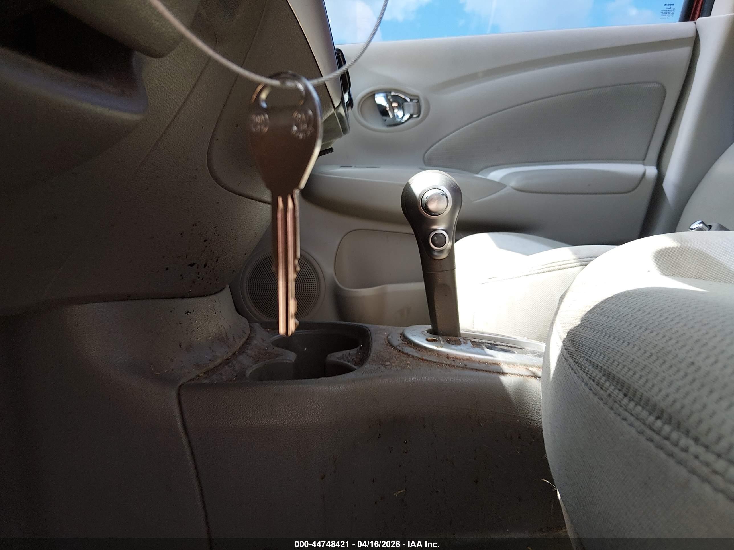 NISSAN VERSA image 11