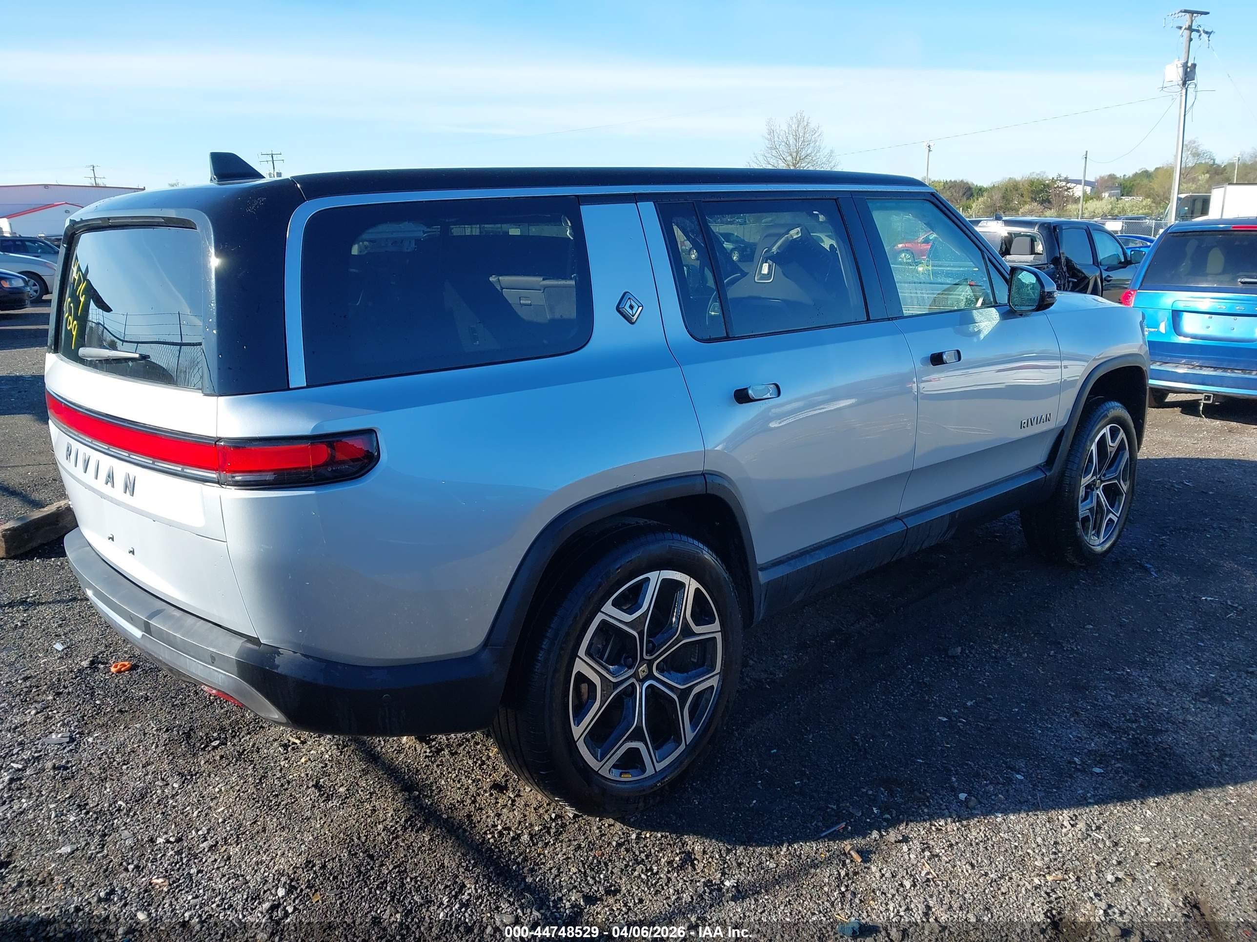 RIVIAN R1S image 4