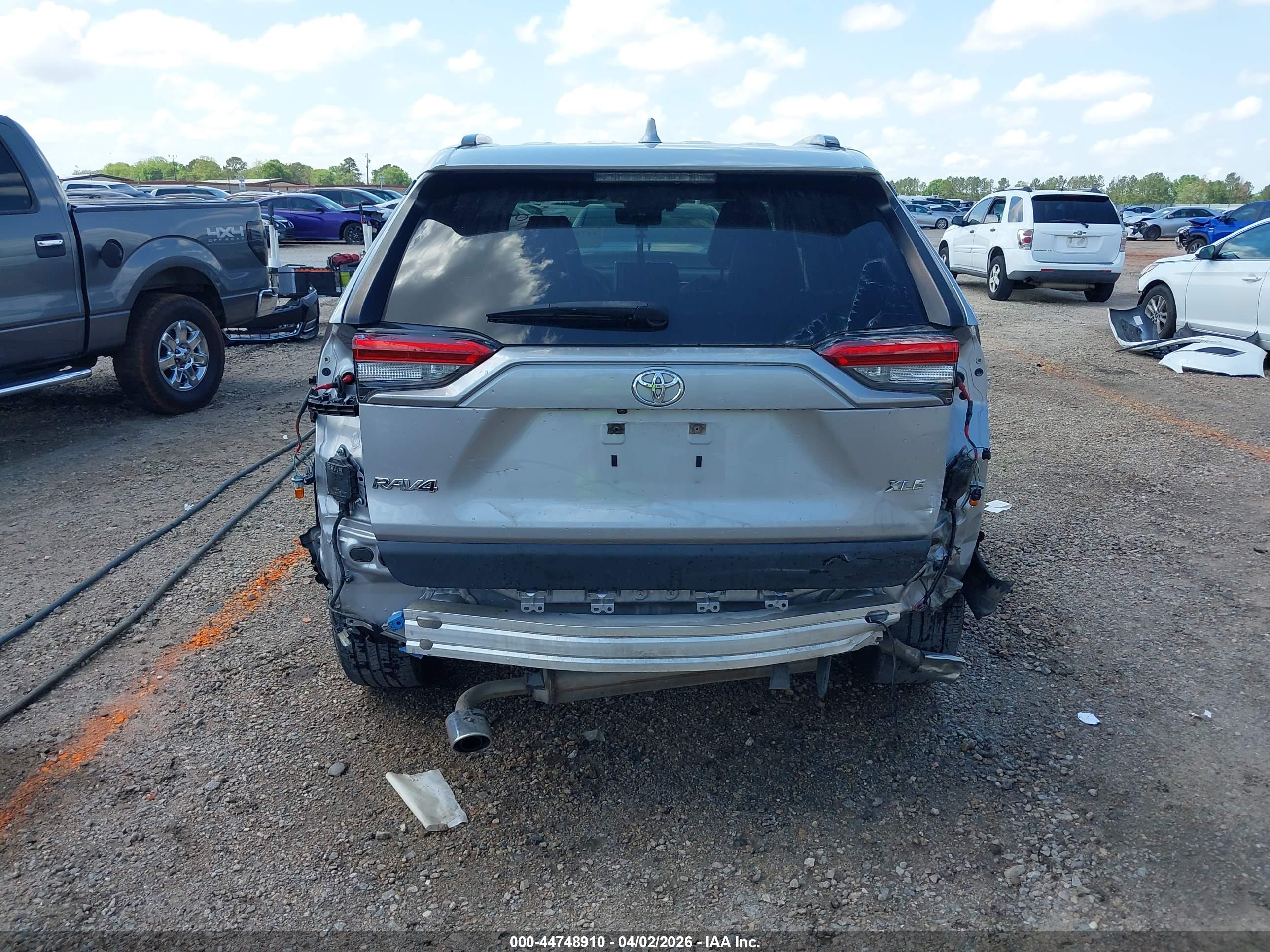TOYOTA RAV4 image 6