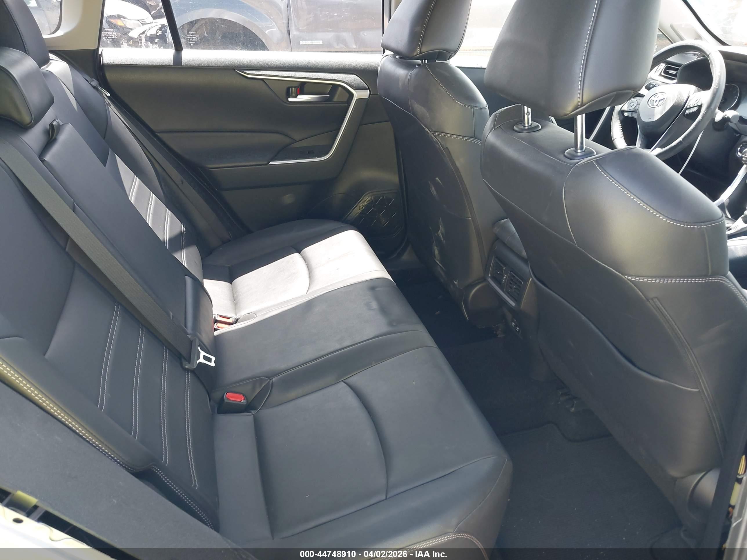 TOYOTA RAV4 image 8