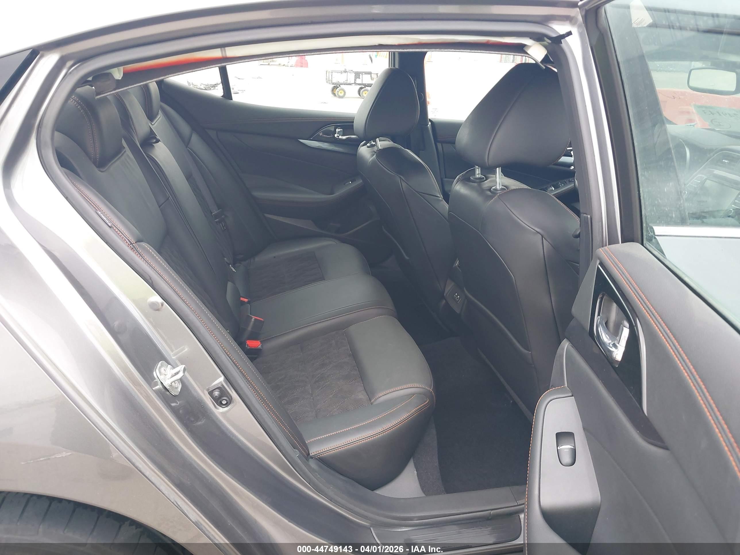 NISSAN MAXIMA image 8
