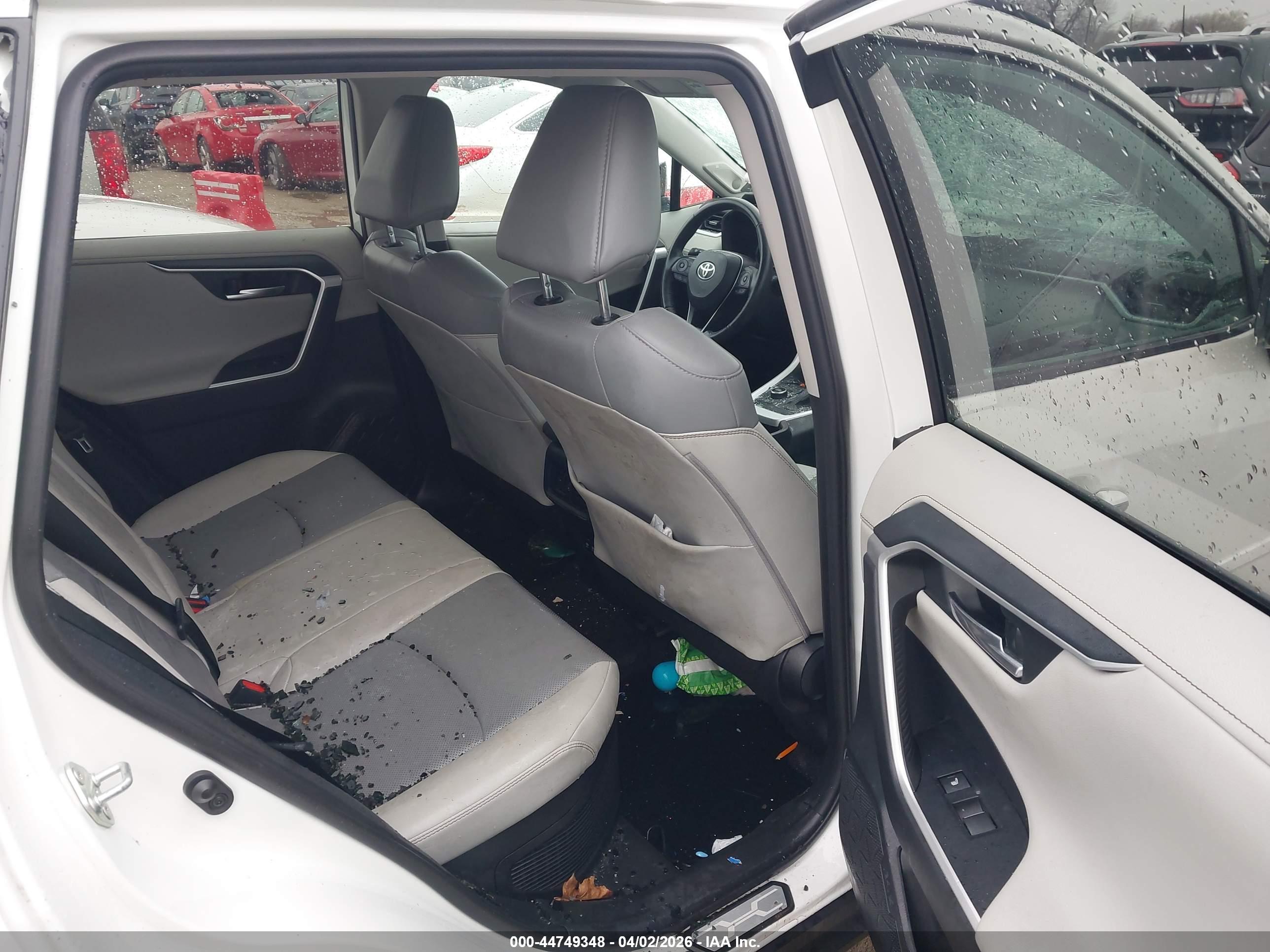 TOYOTA RAV4 image 8
