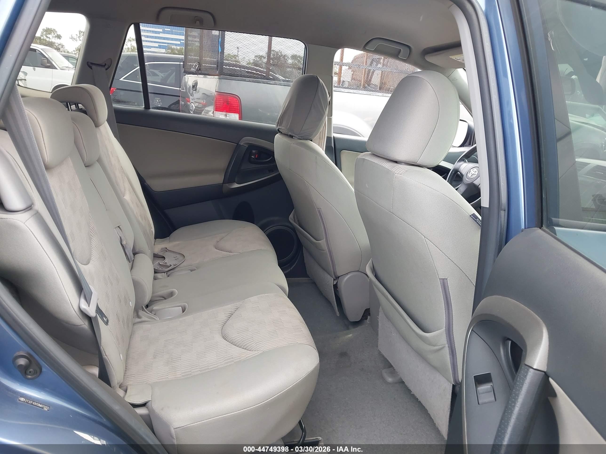 TOYOTA RAV4 image 8