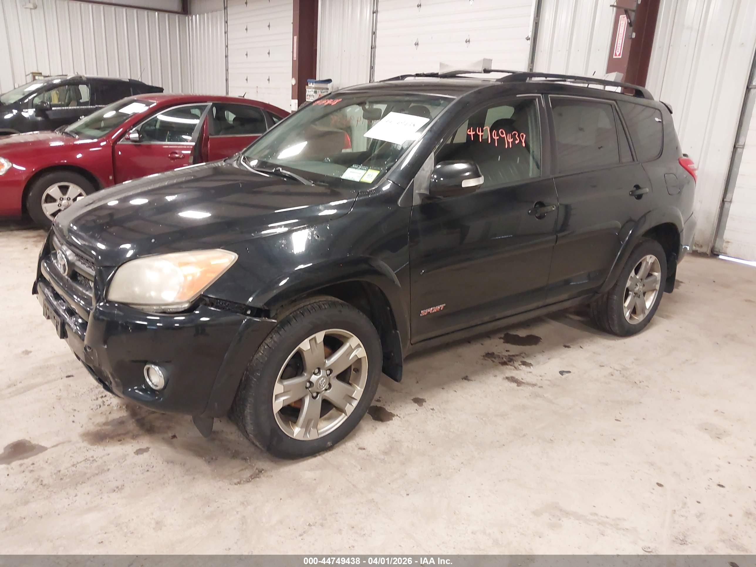 TOYOTA RAV4 image 2