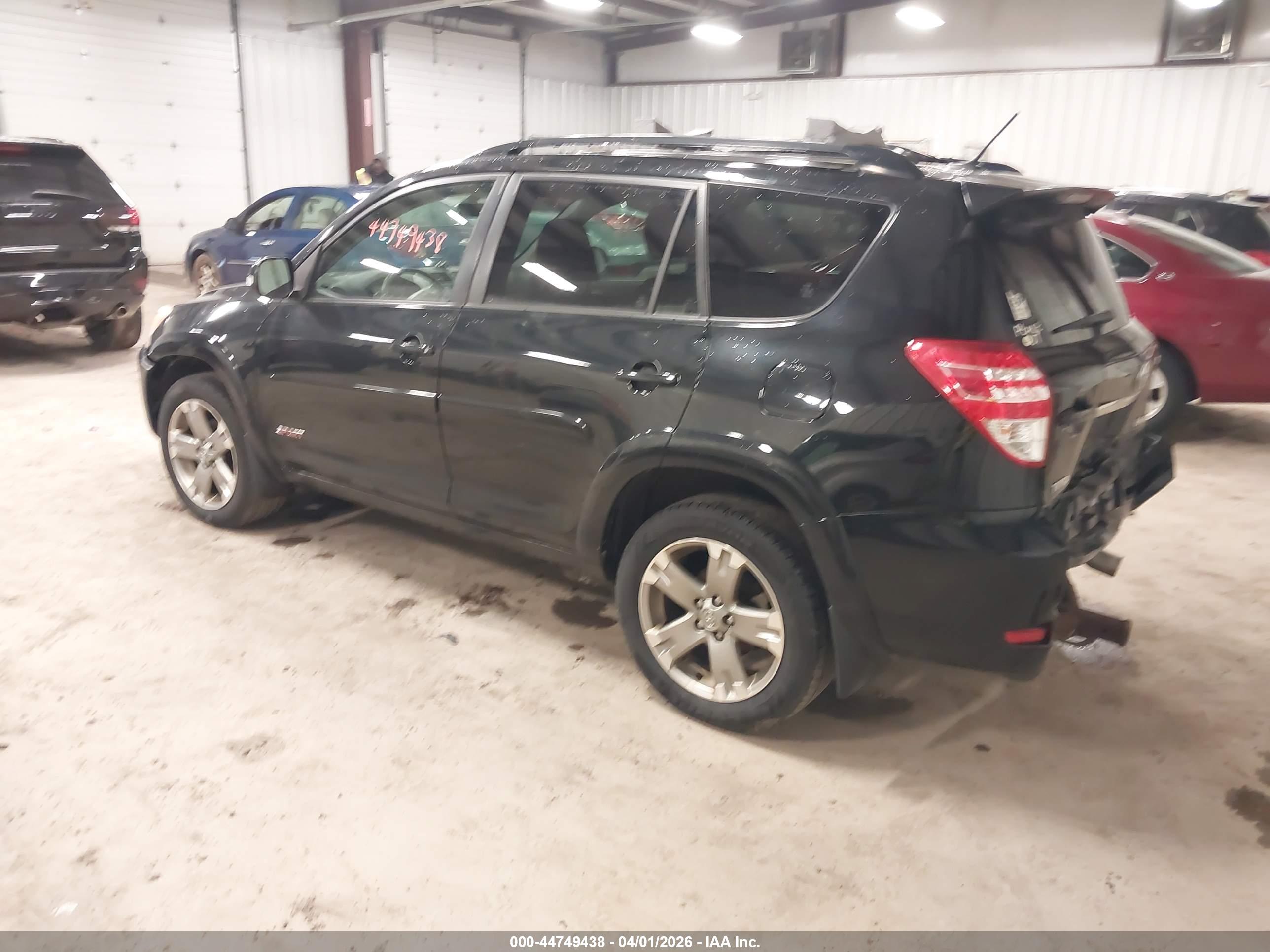 TOYOTA RAV4 image 3