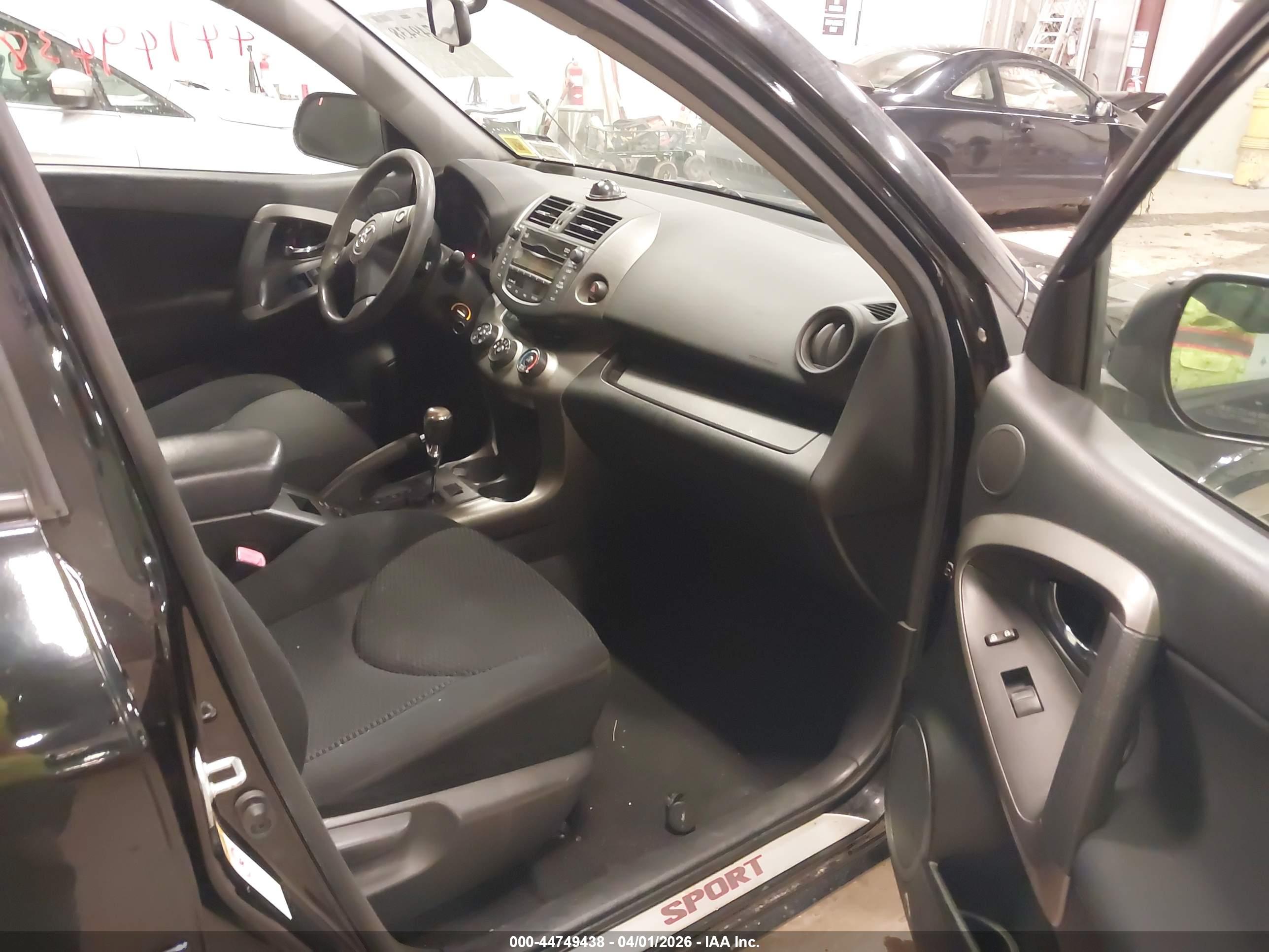 TOYOTA RAV4 image 5