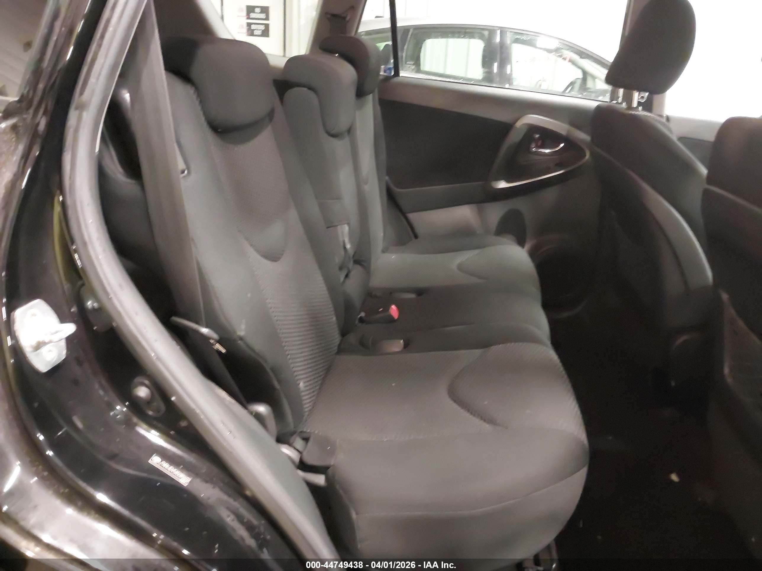 TOYOTA RAV4 image 8