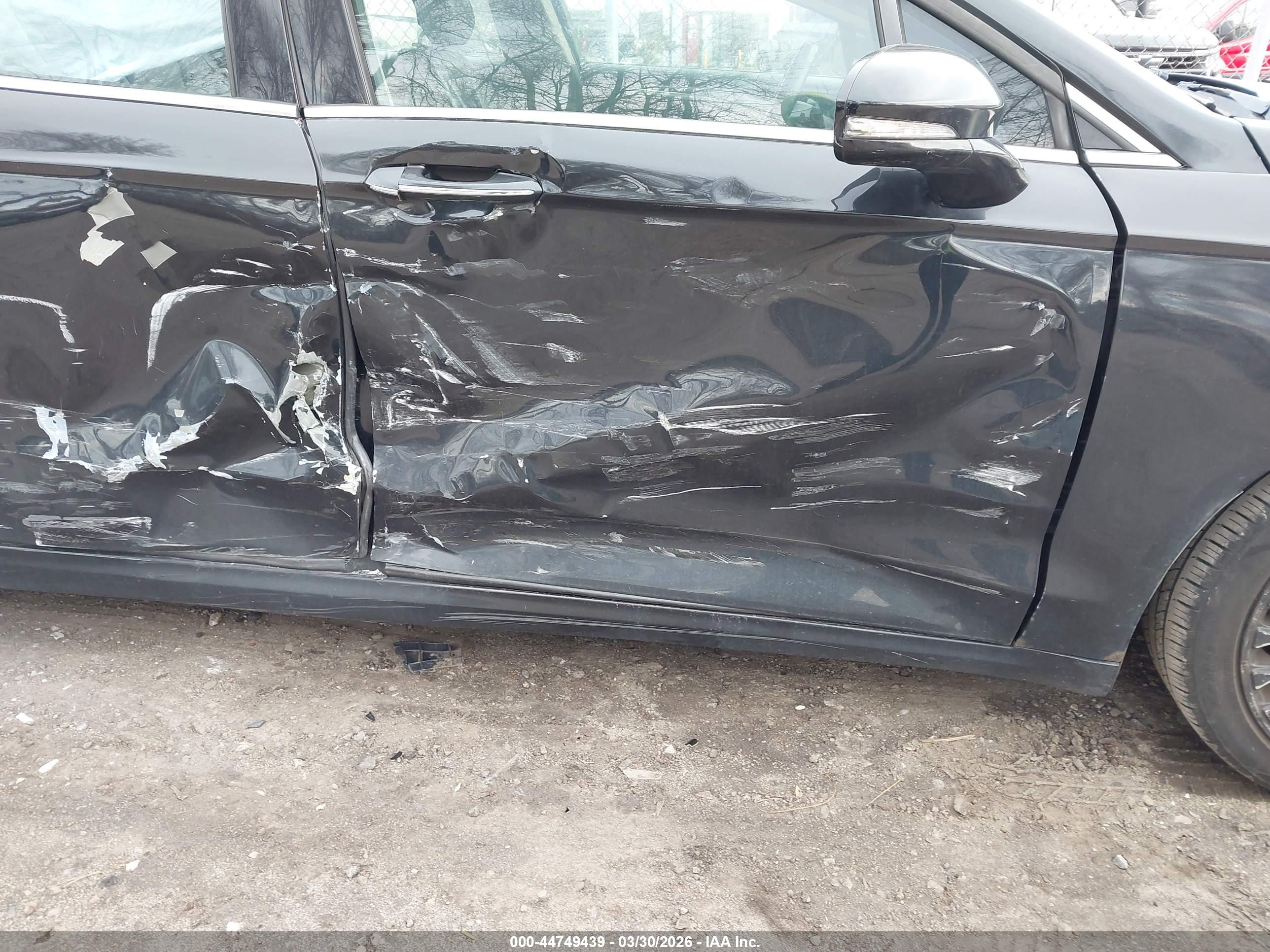 FORD FUSION image 6