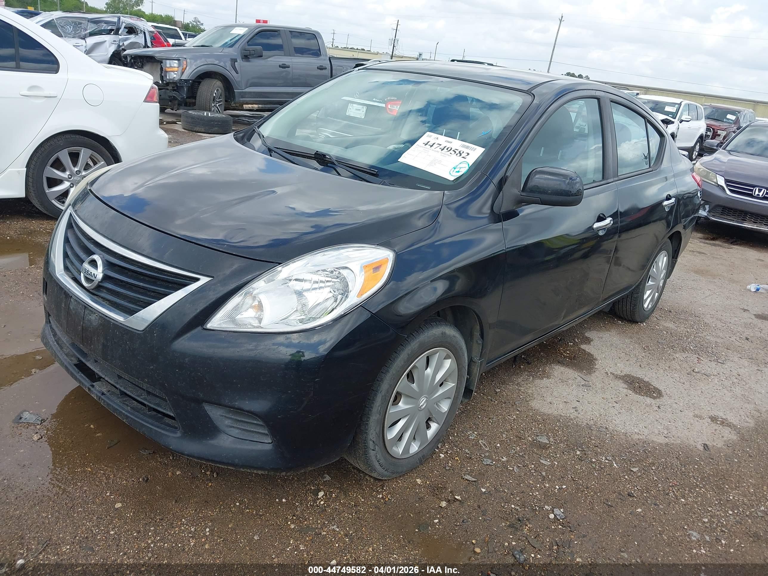 NISSAN VERSA image 2