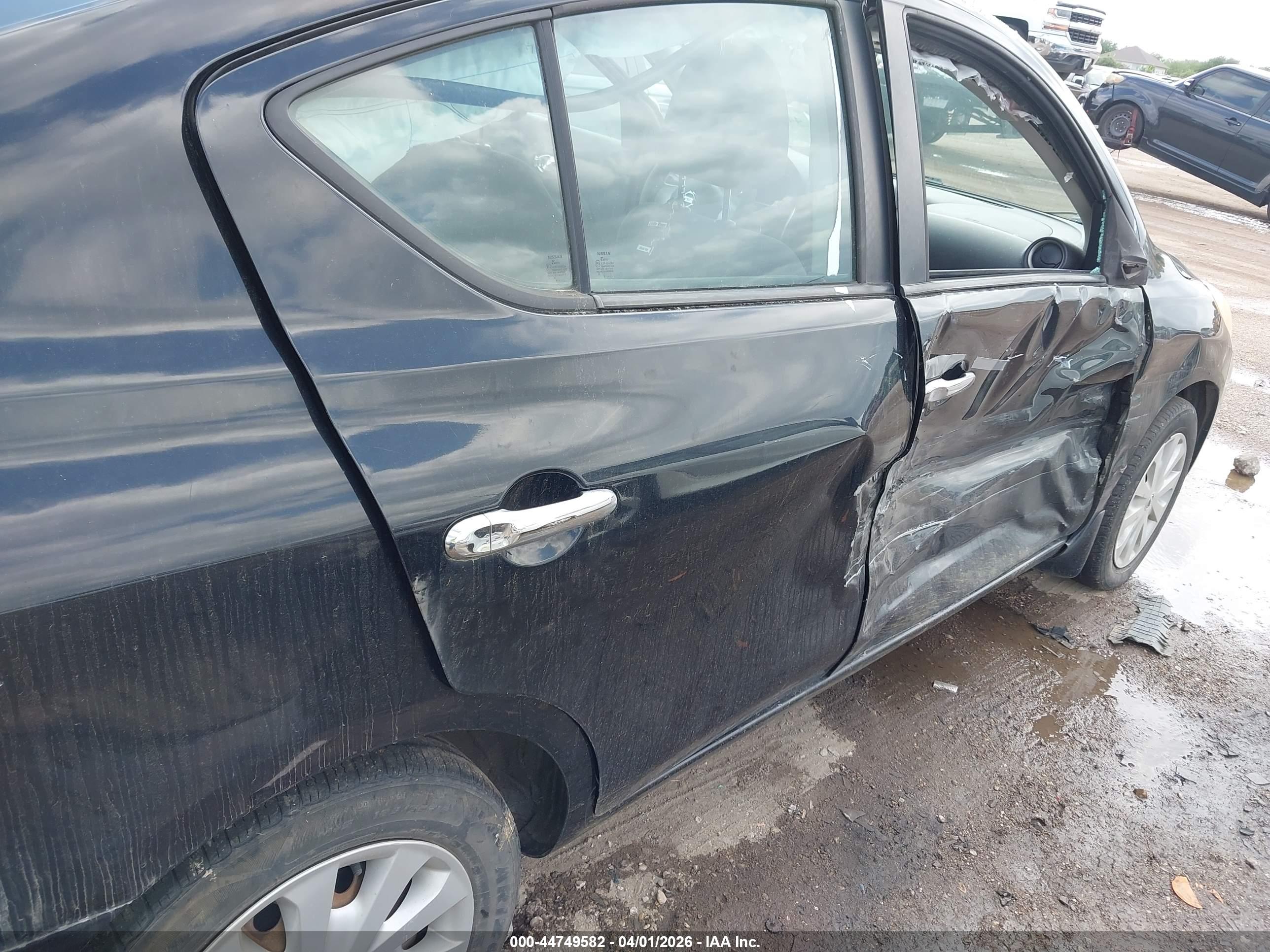NISSAN VERSA image 6