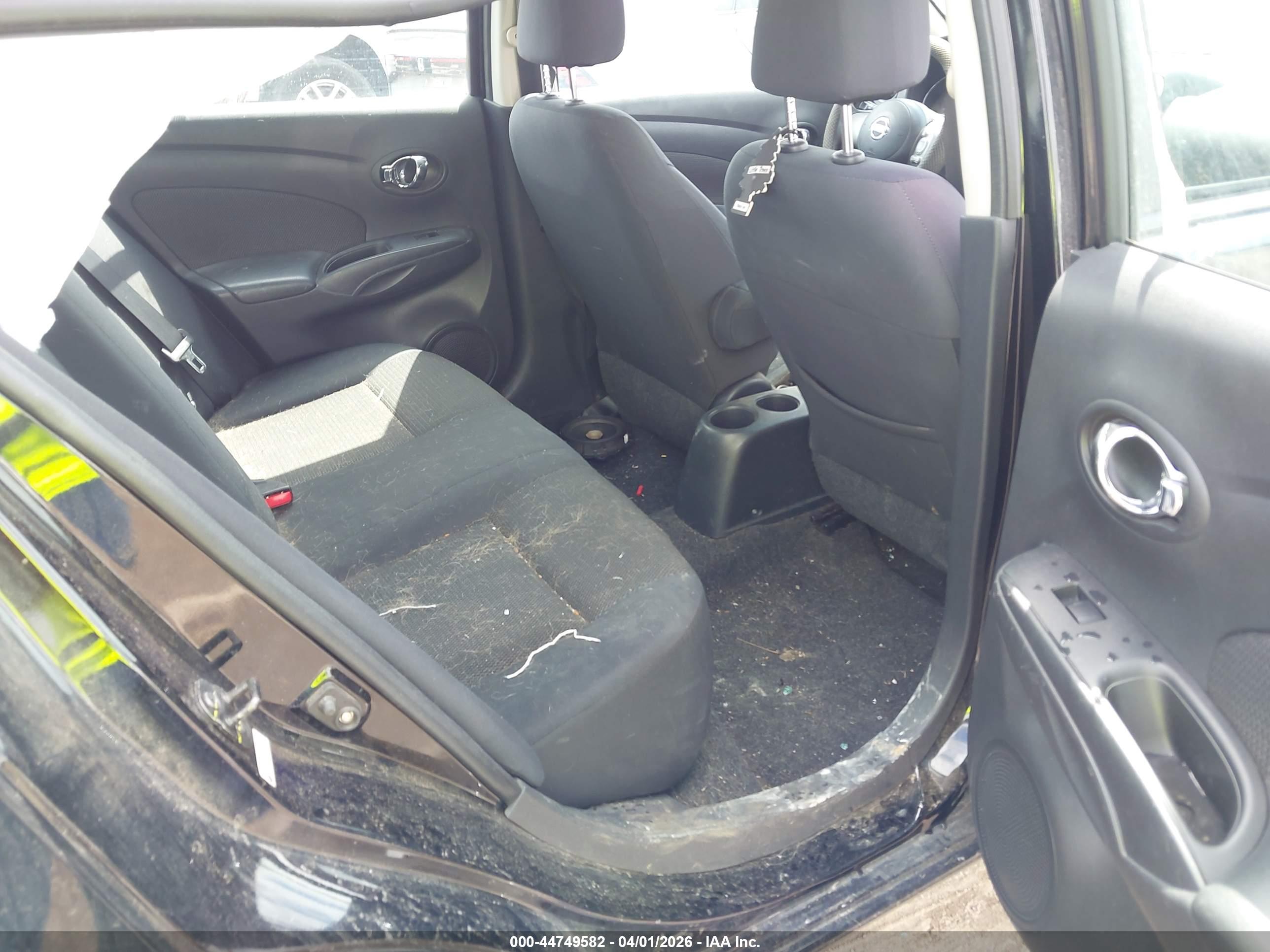 NISSAN VERSA image 8