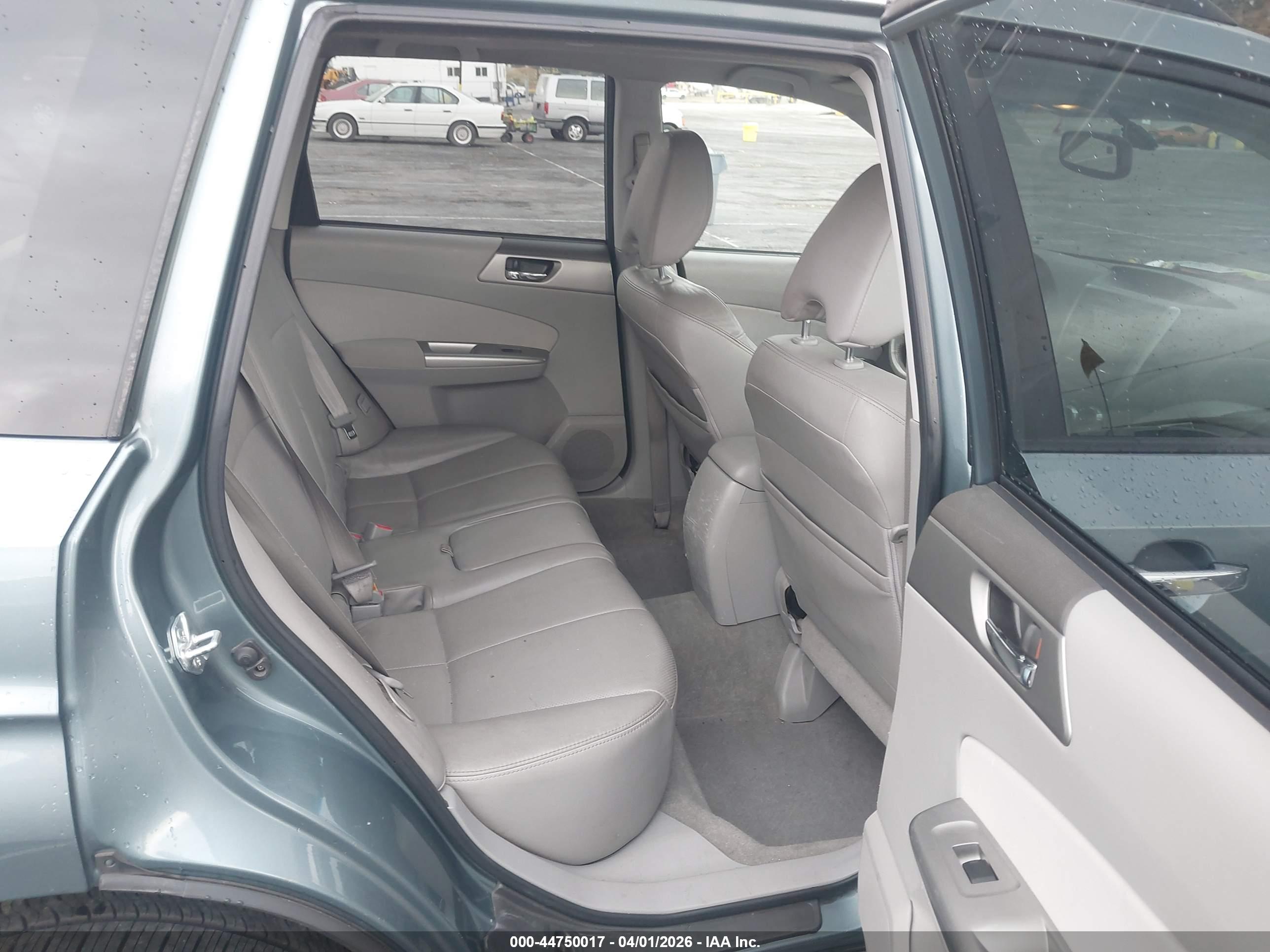 SUBARU FORESTER image 8