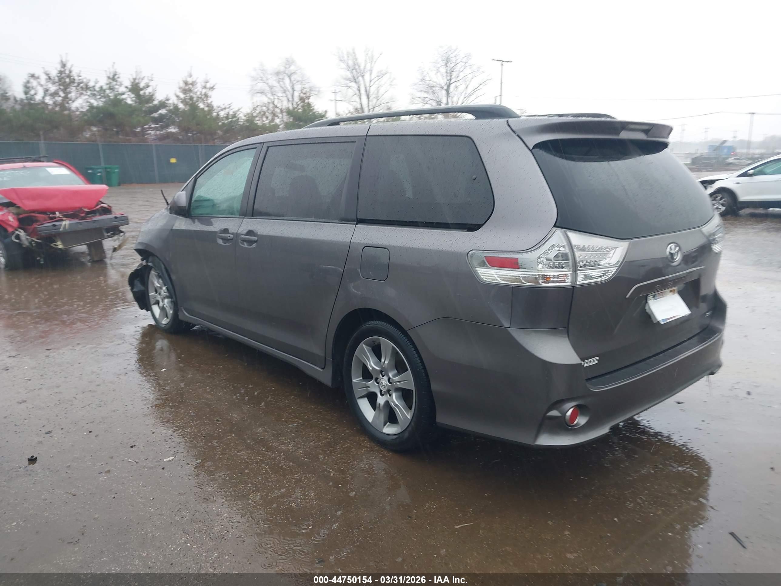 TOYOTA SIENNA image 3