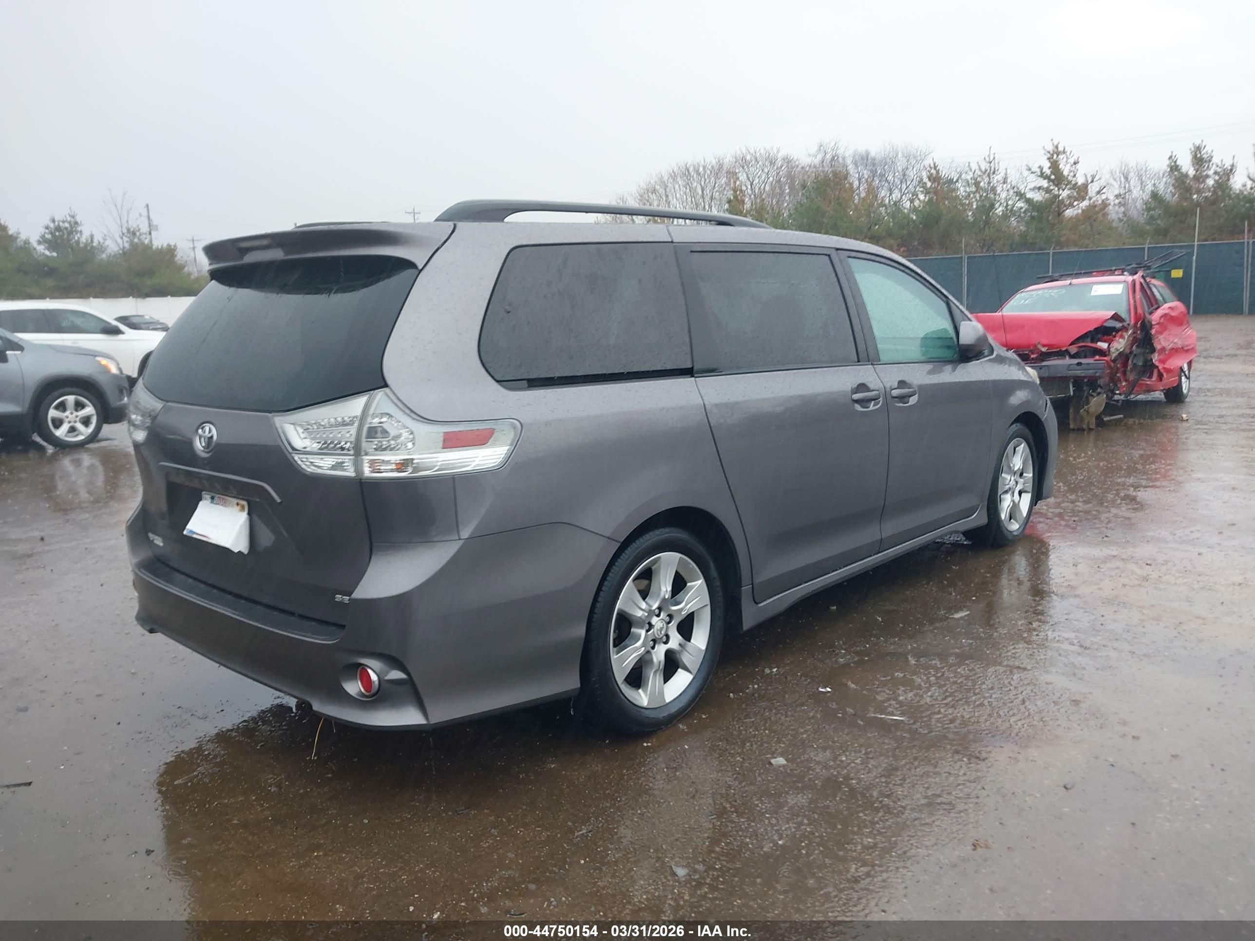 TOYOTA SIENNA image 4